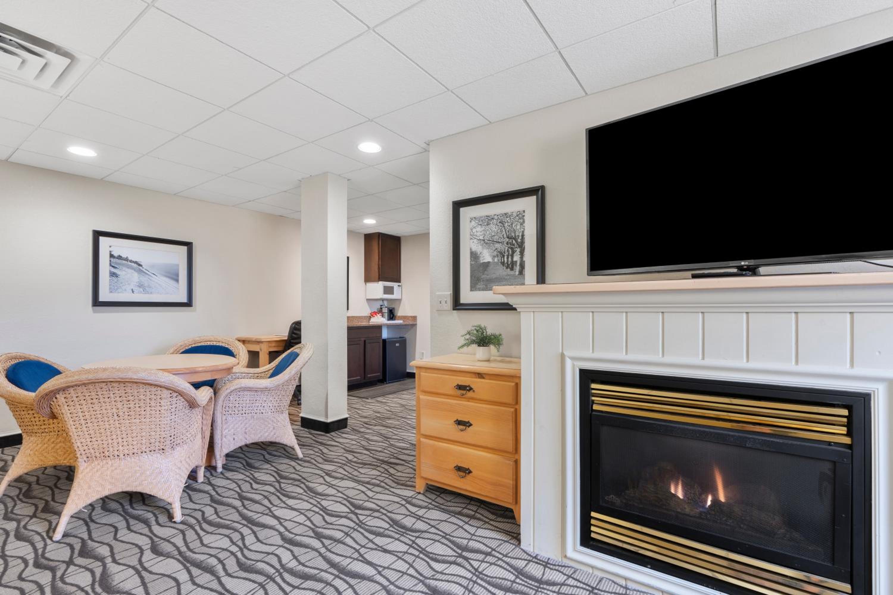 One-Bedroom Suite - Photo 1