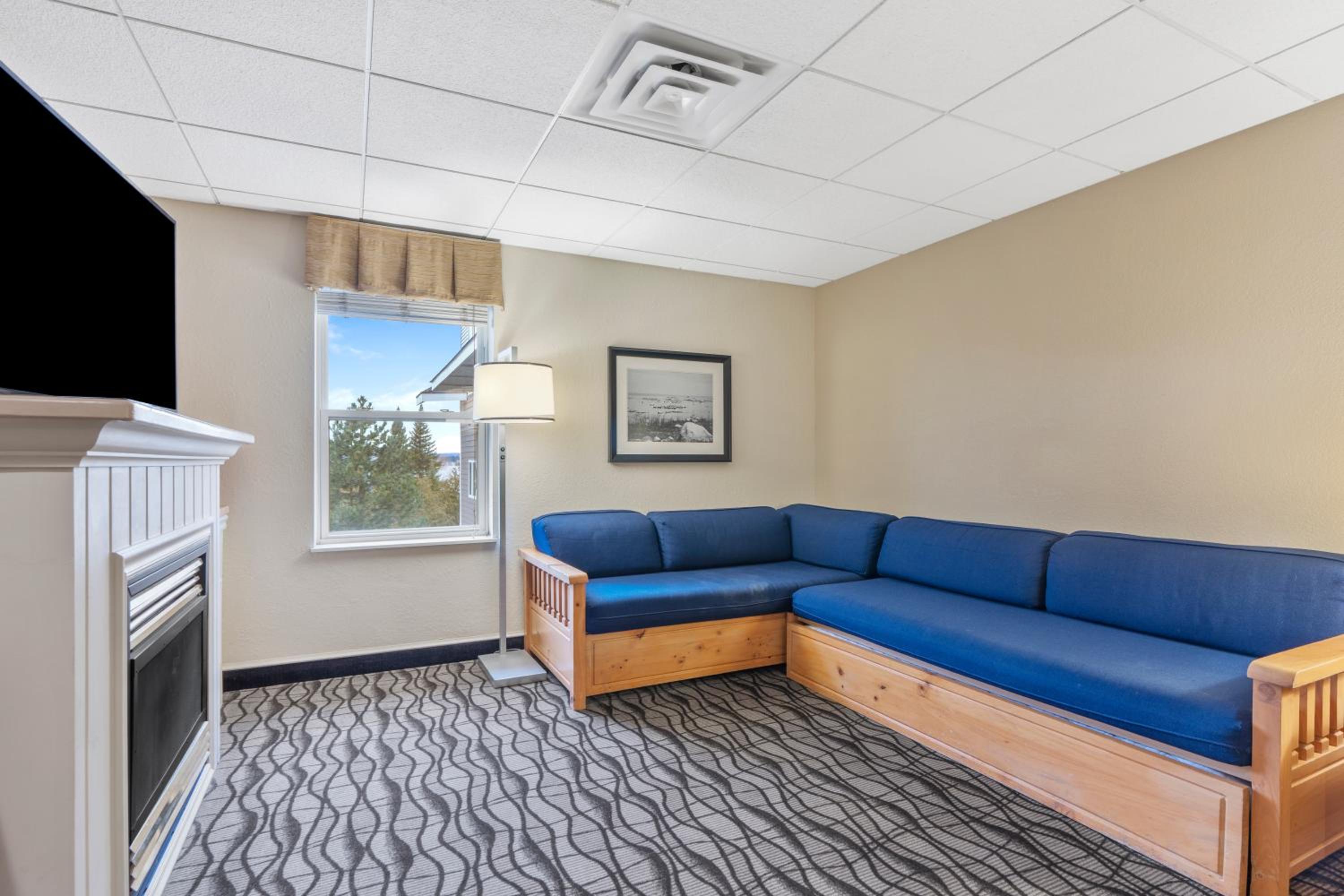 One-Bedroom Suite - Photo 2