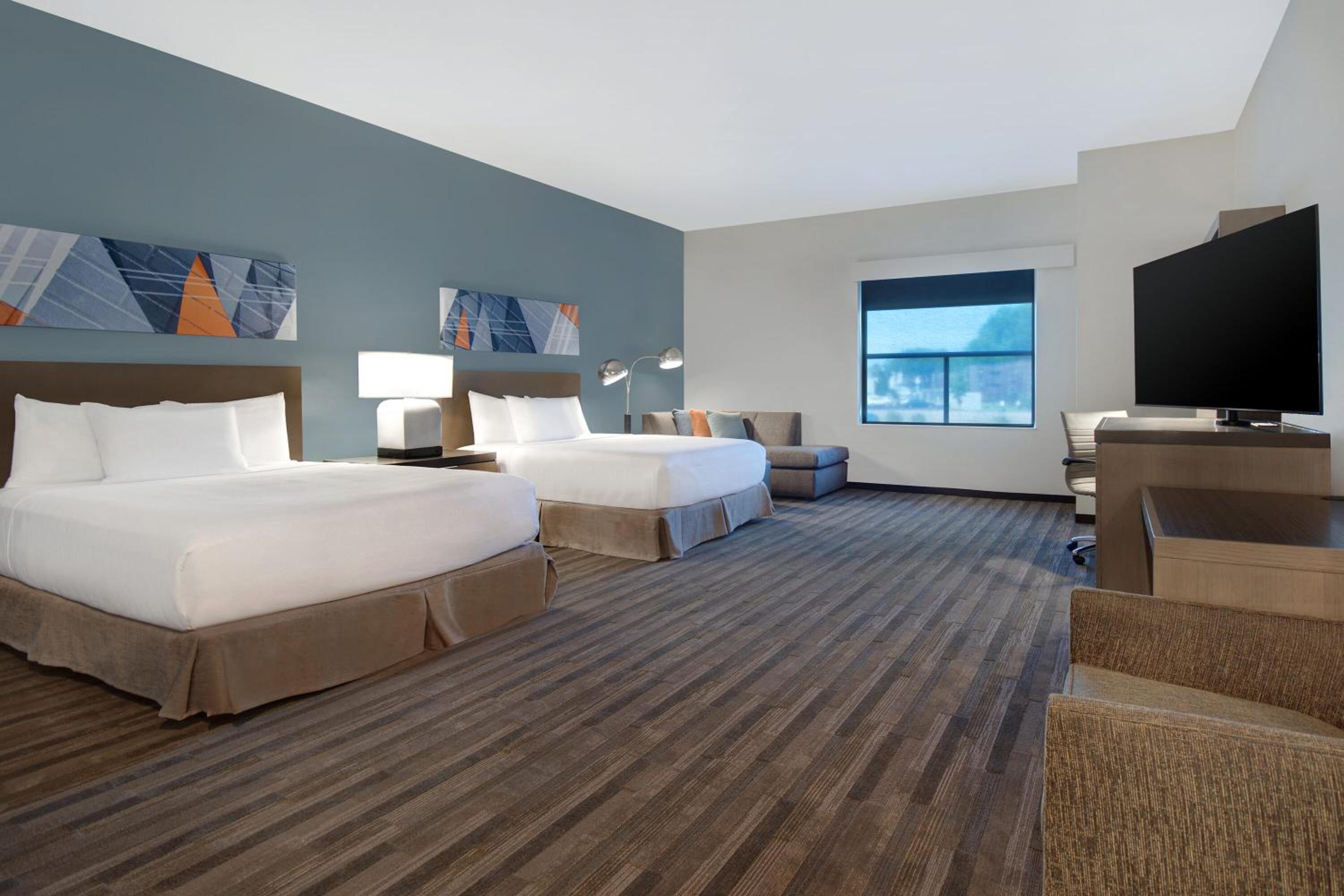 Queen Room with Two Queen Beds and Roll-In Shower - Disability Access - Photo 9