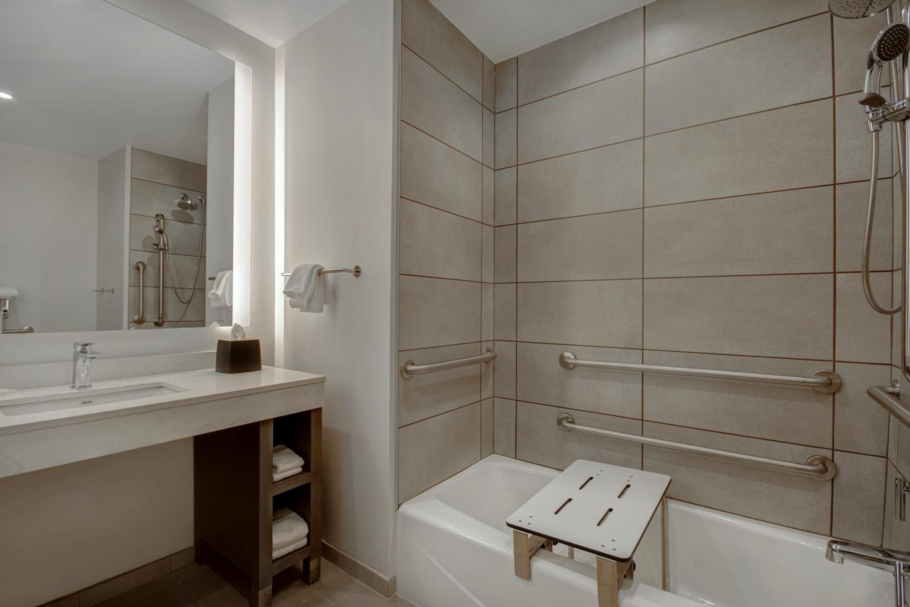 King Studio Suite with Sofa Bed, Kitchen and Tub - Disability Access - Photo 2