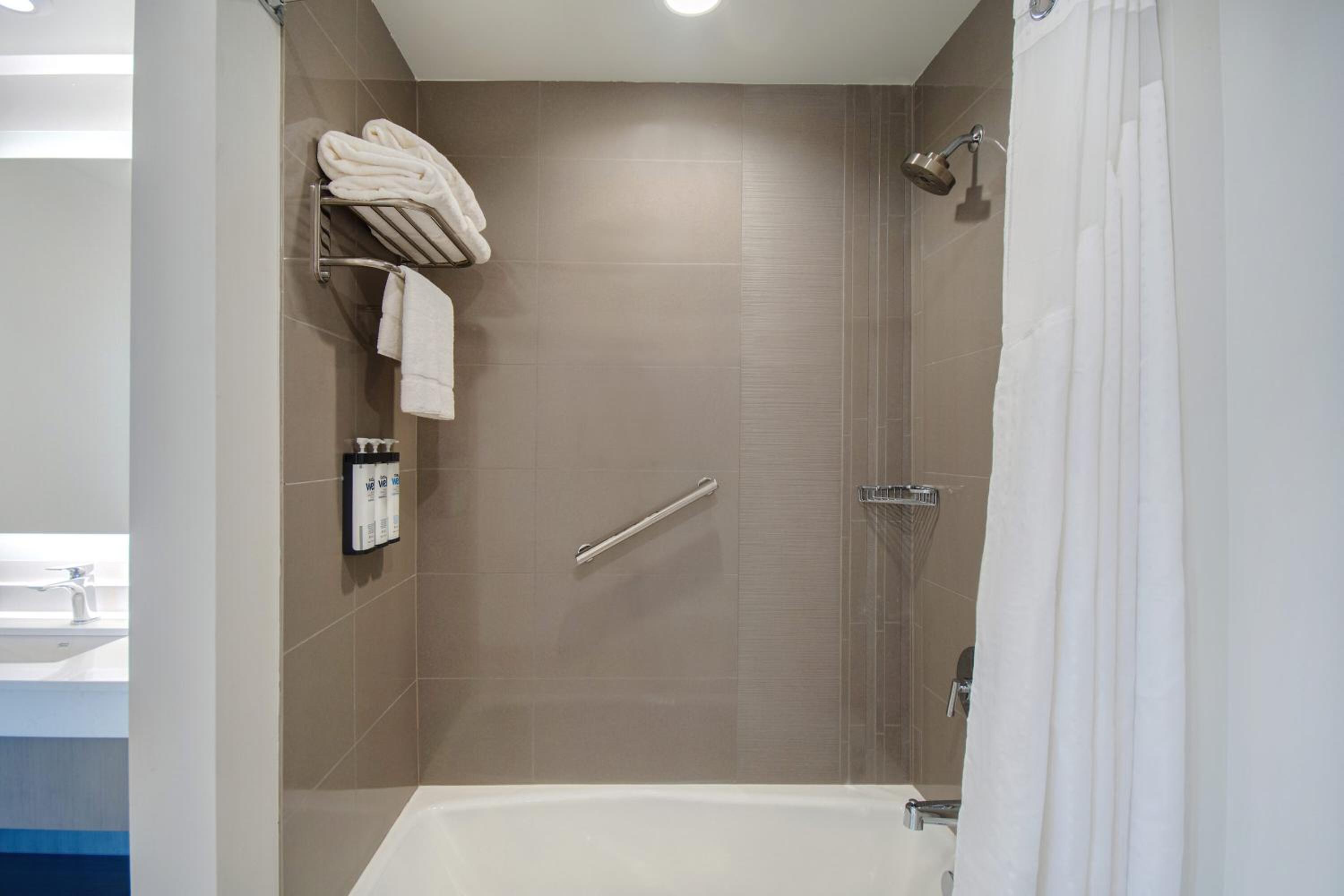 Den Guestroom with Two Queen Beds - Photo 4