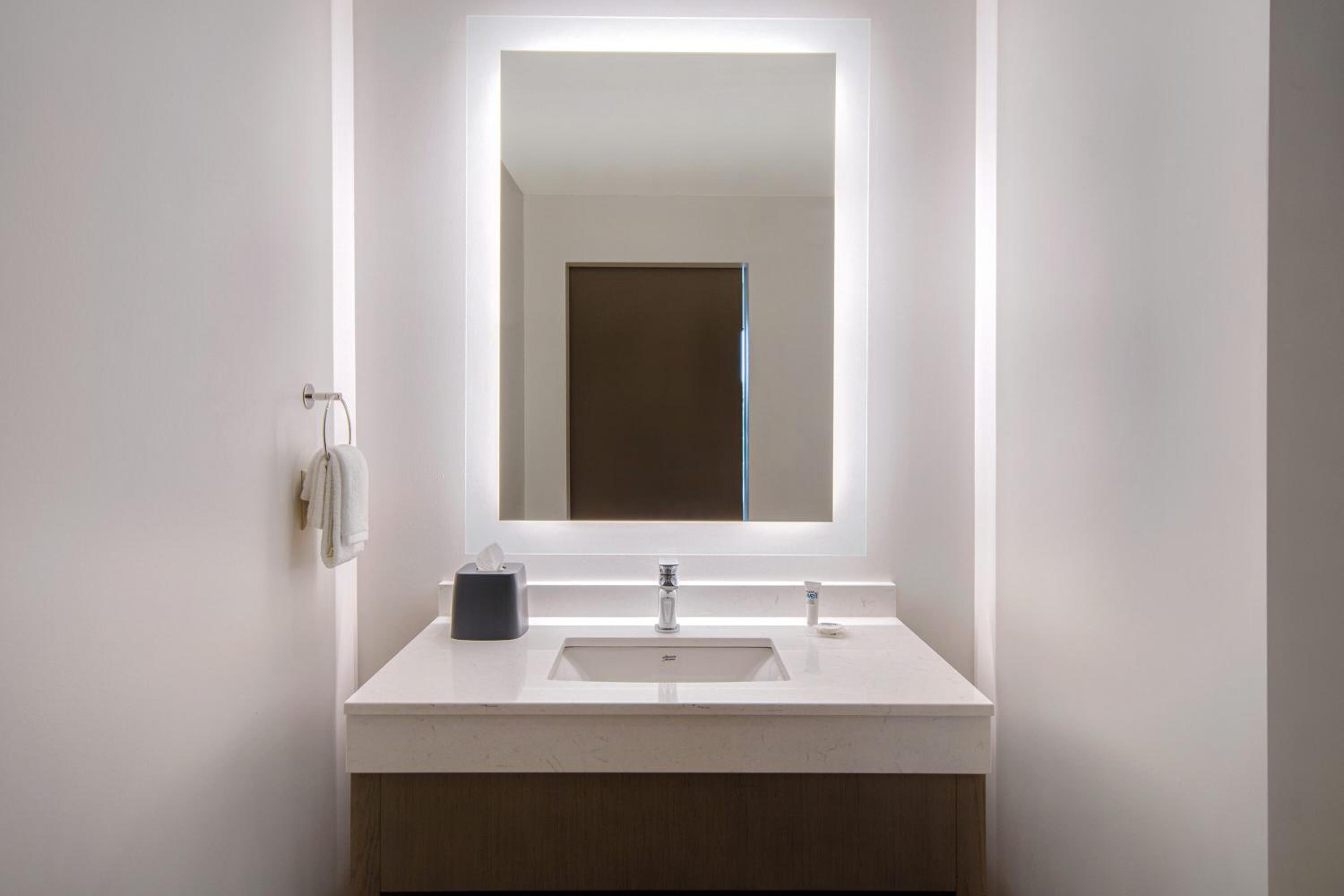 Queen Room with Two Queen Beds and Roll-In Shower - Disability Access - Photo 10