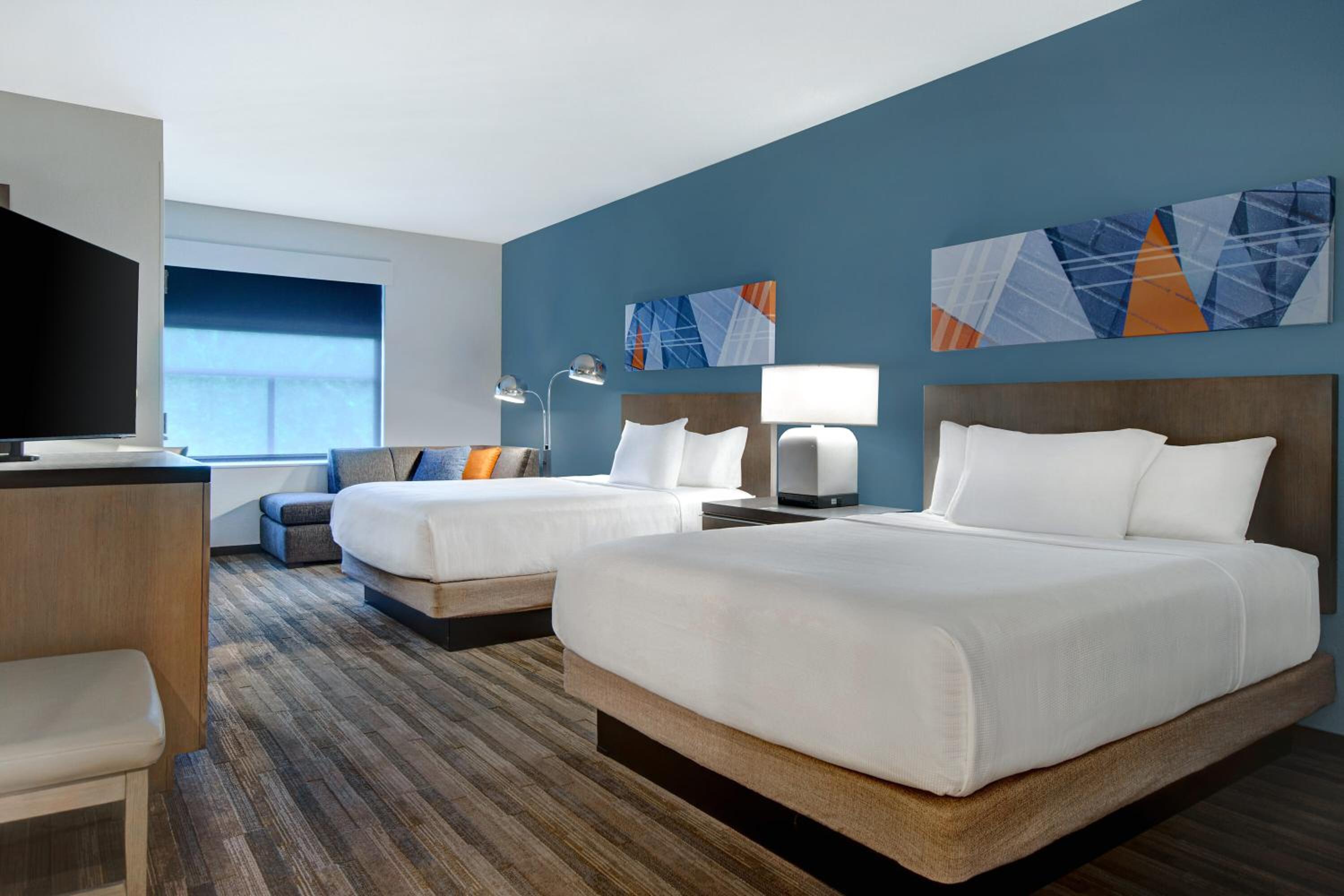 Queen Room with Two Queen Beds and Roll-In Shower - Disability Access - Photo 4