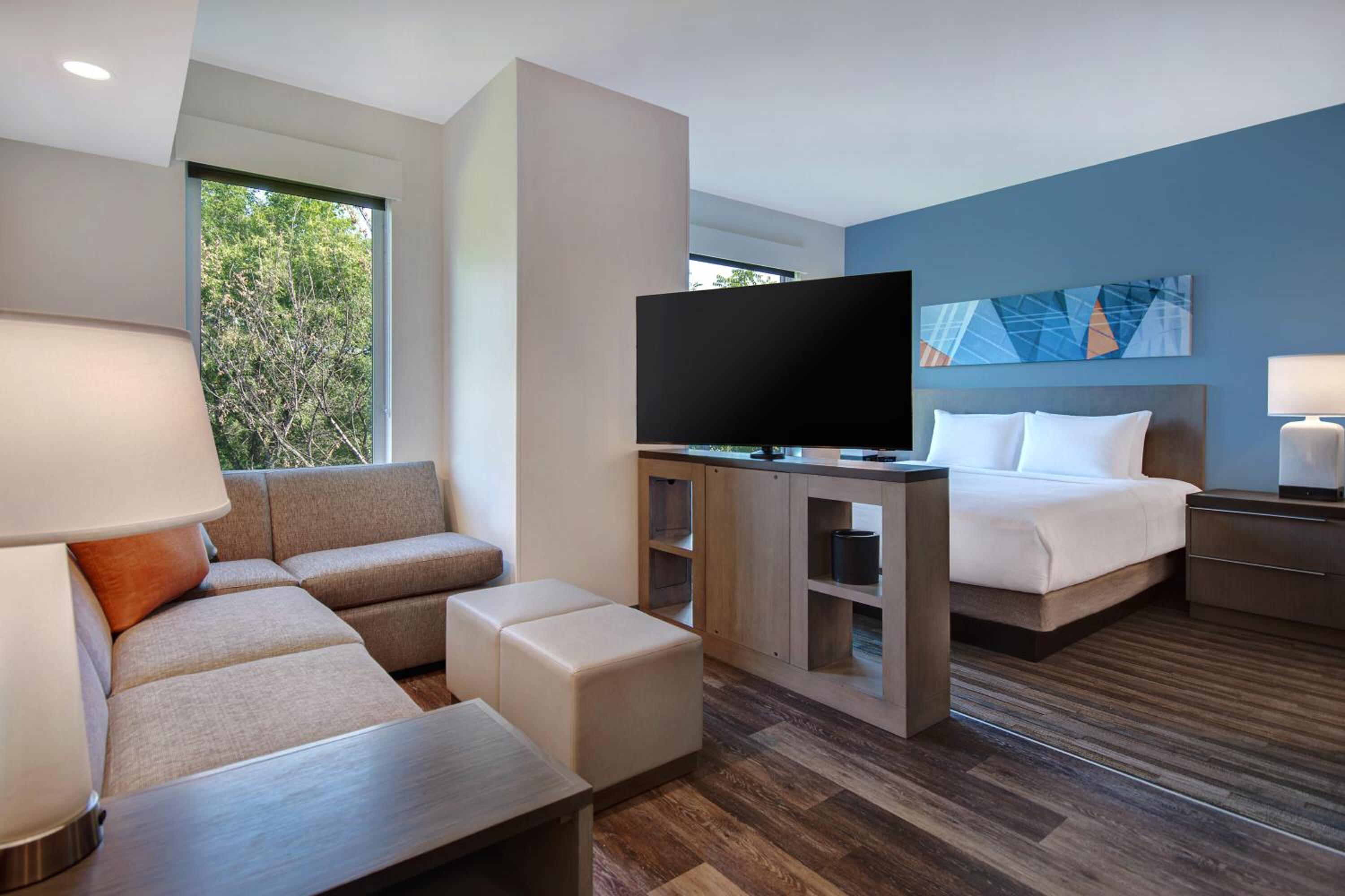 King Studio Suite with Kitchen and Sofa Bed - Photo 7