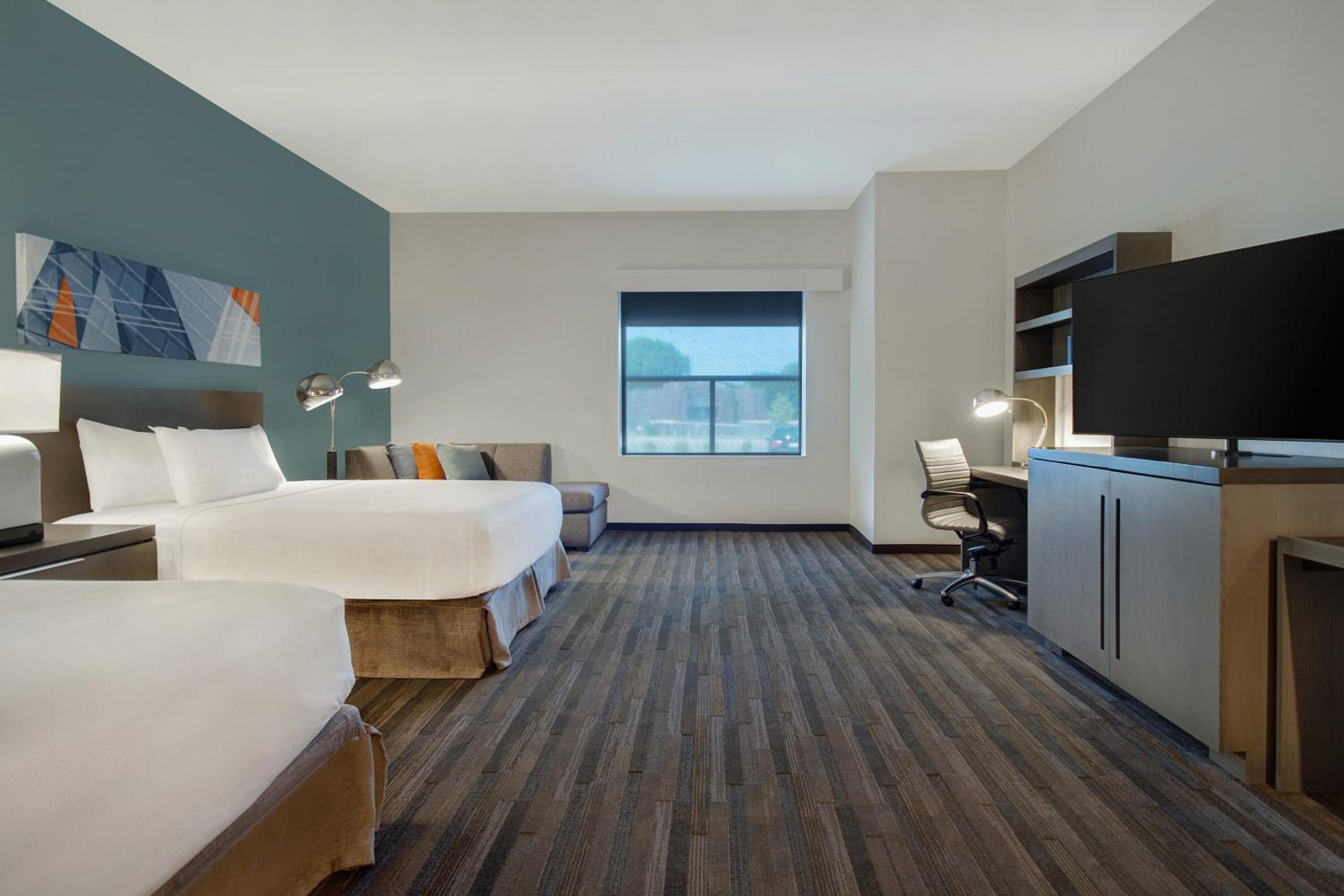 Queen Room with Two Queen Beds and Roll-In Shower - Disability Access - Photo 7