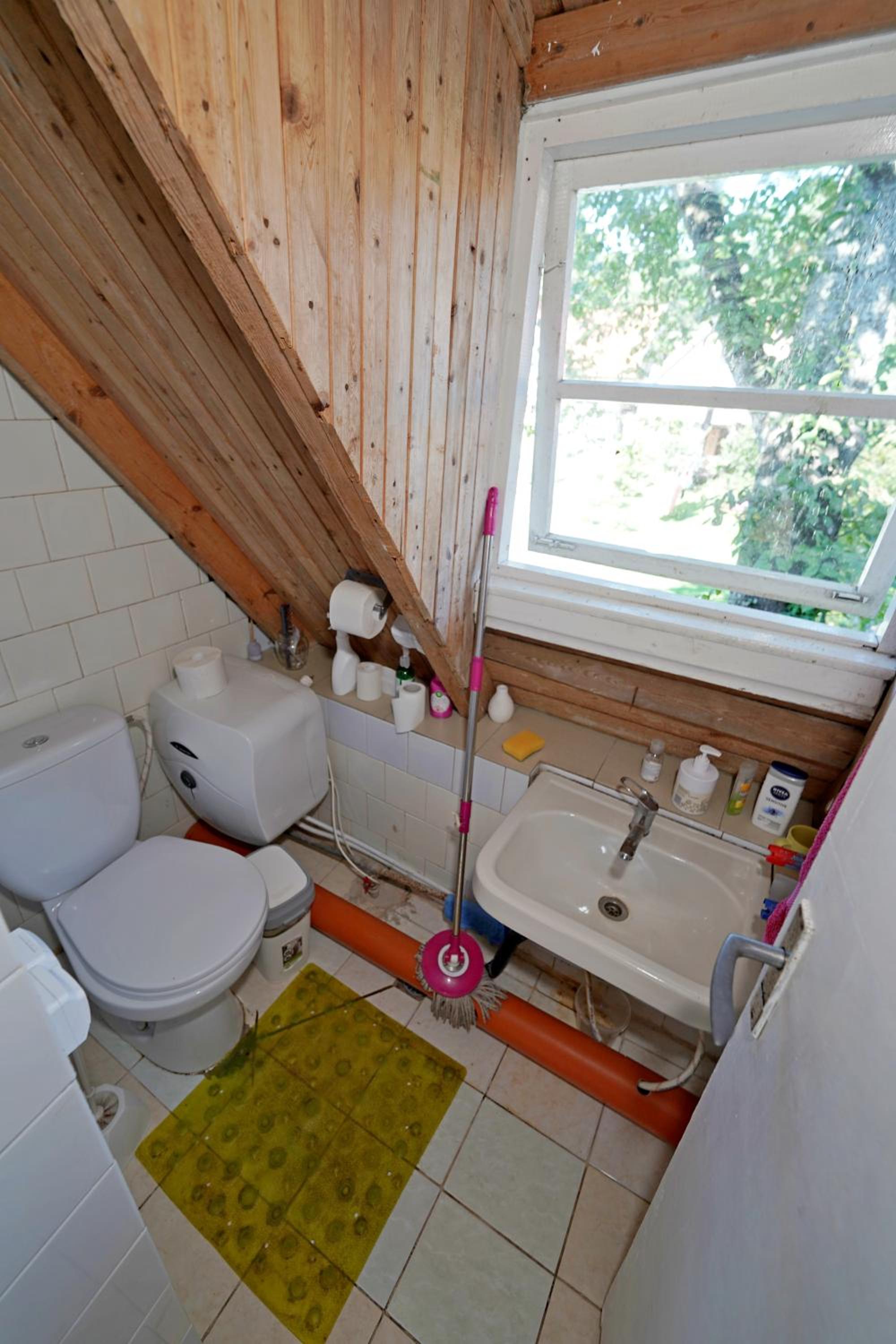 Double Room with Shared Shower and Toilet photo 3