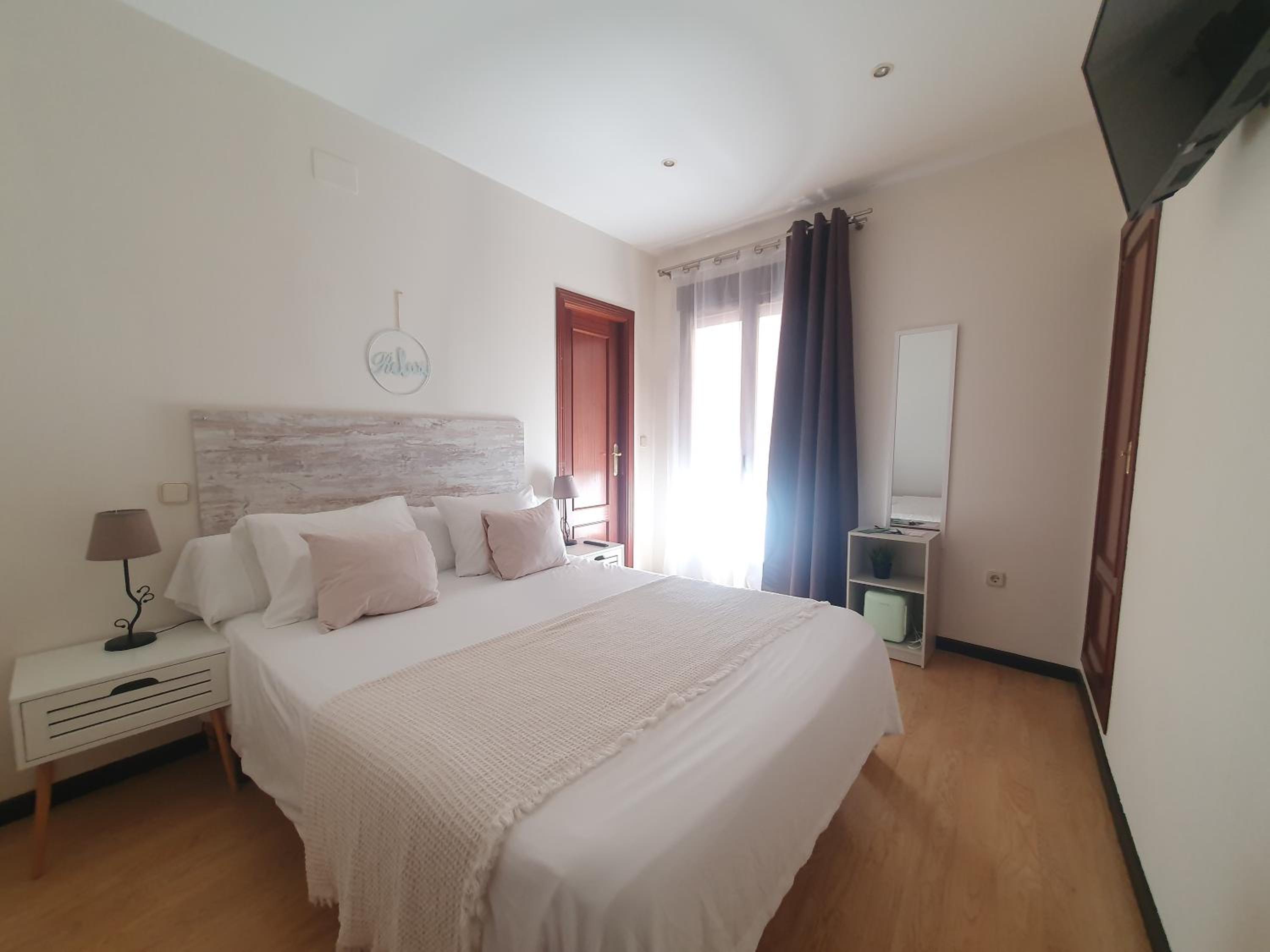 Double Room with Balcony - Photo 3