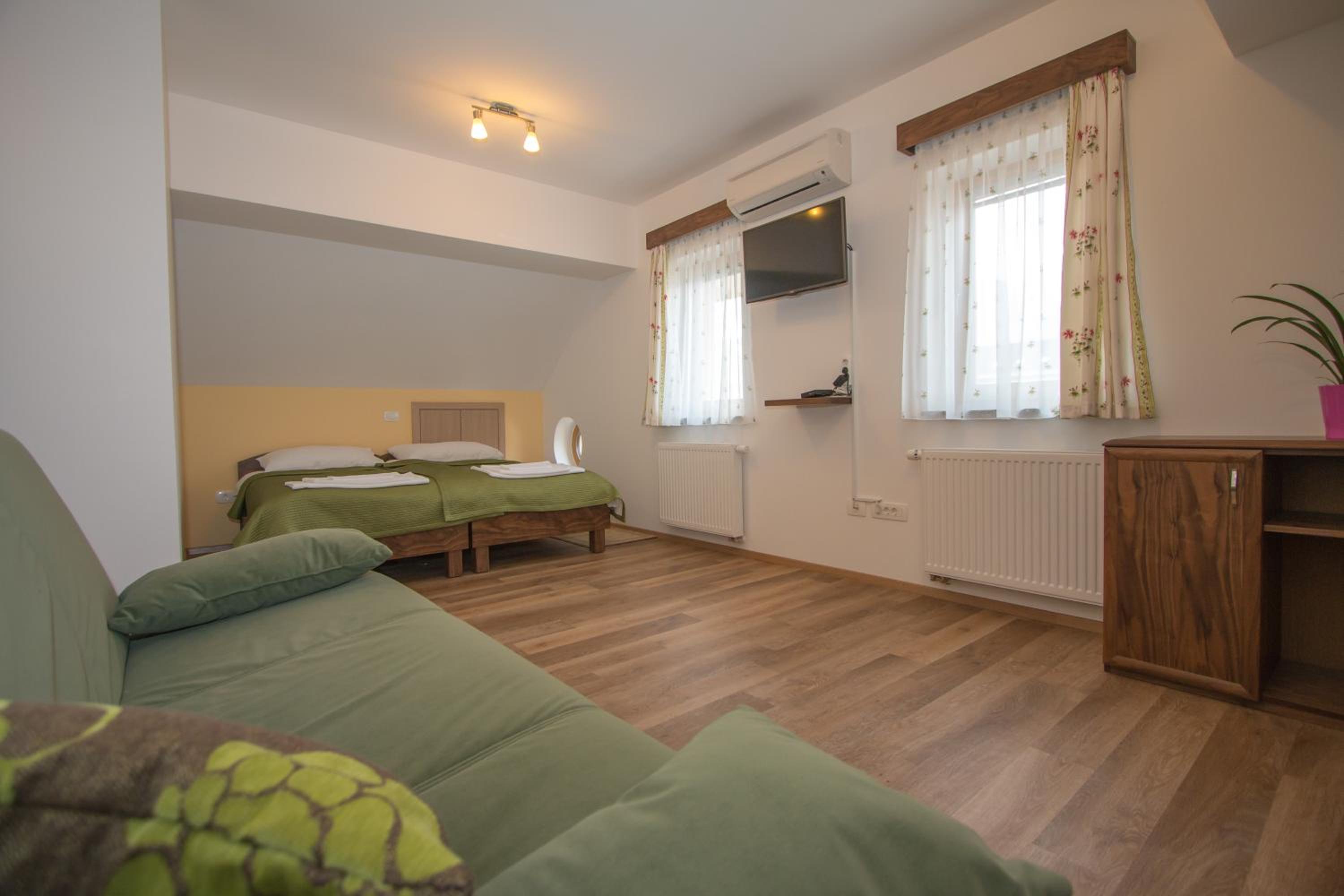 Quadruple Room - Photo 9