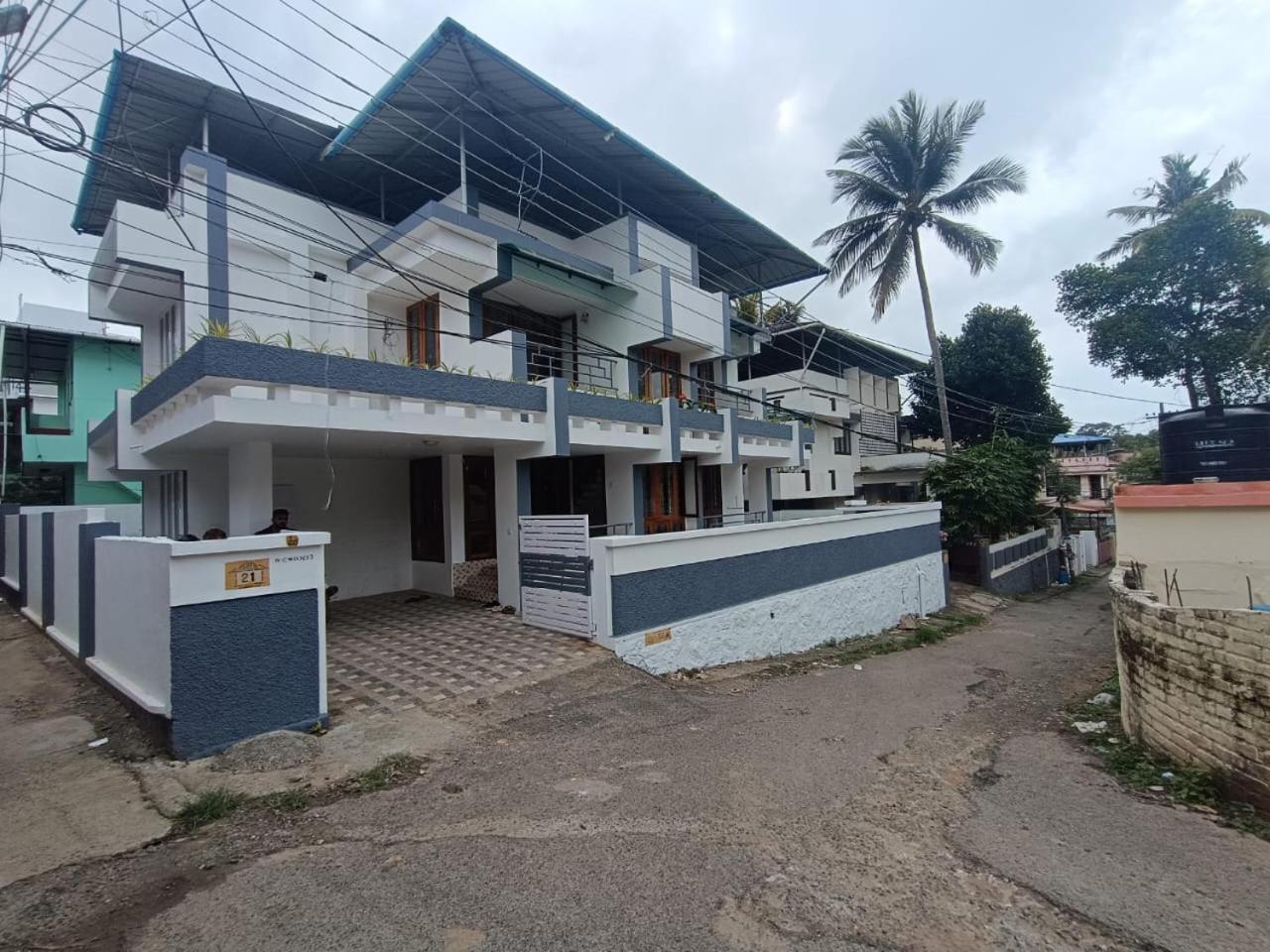 Villa - Photo 2