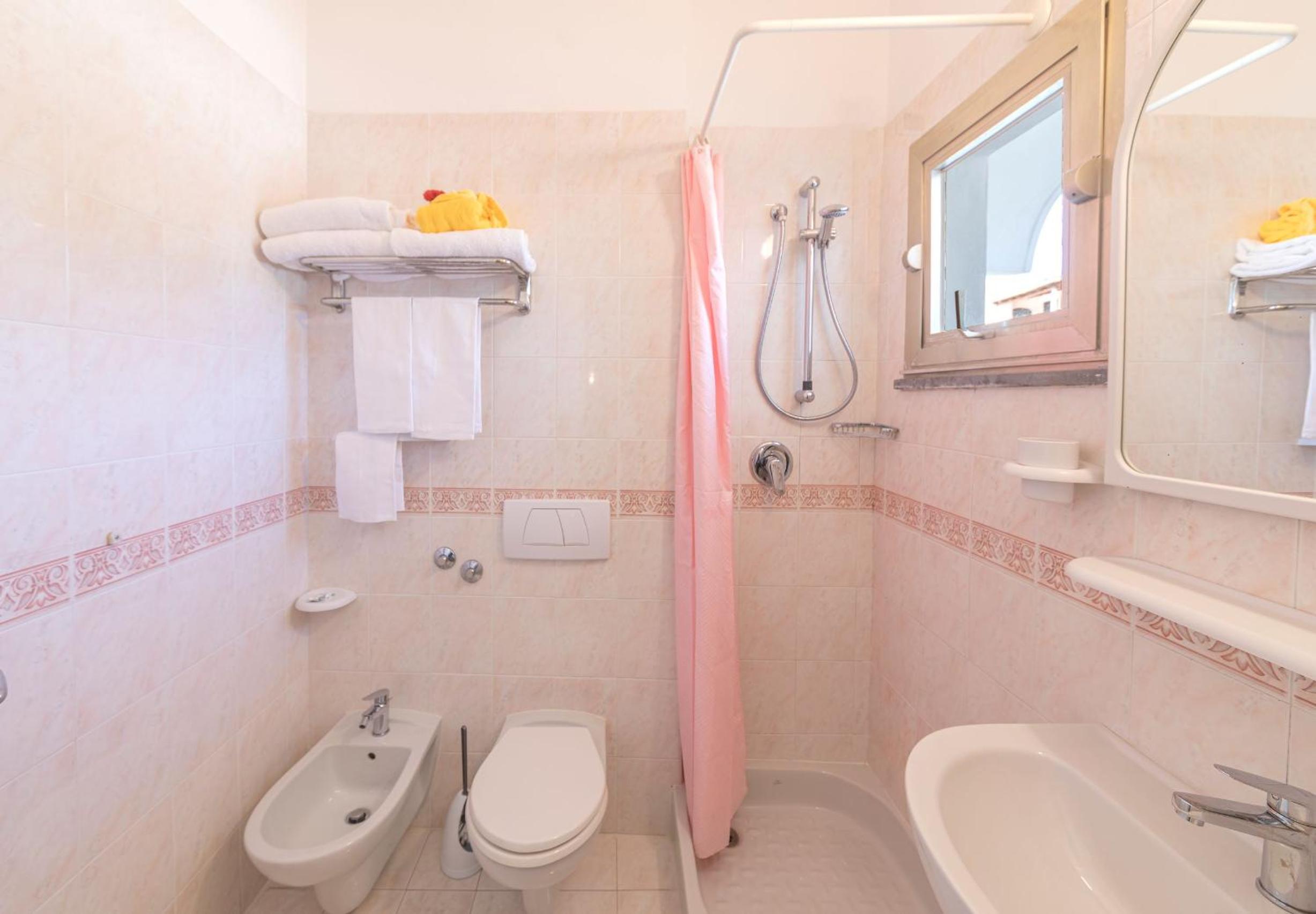Double Room with Balcony - Photo 3
