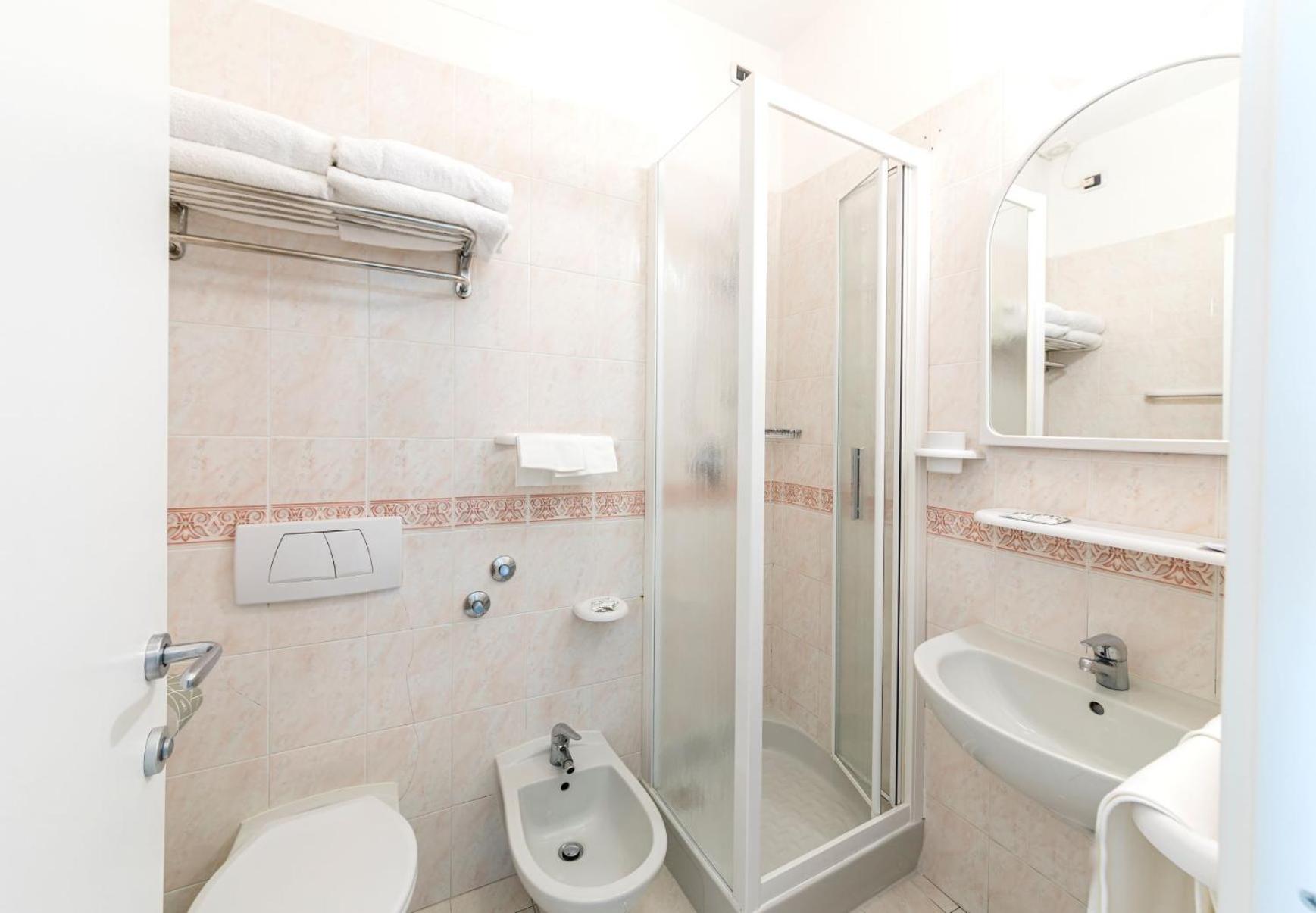 Double Room with Balcony - Photo 4