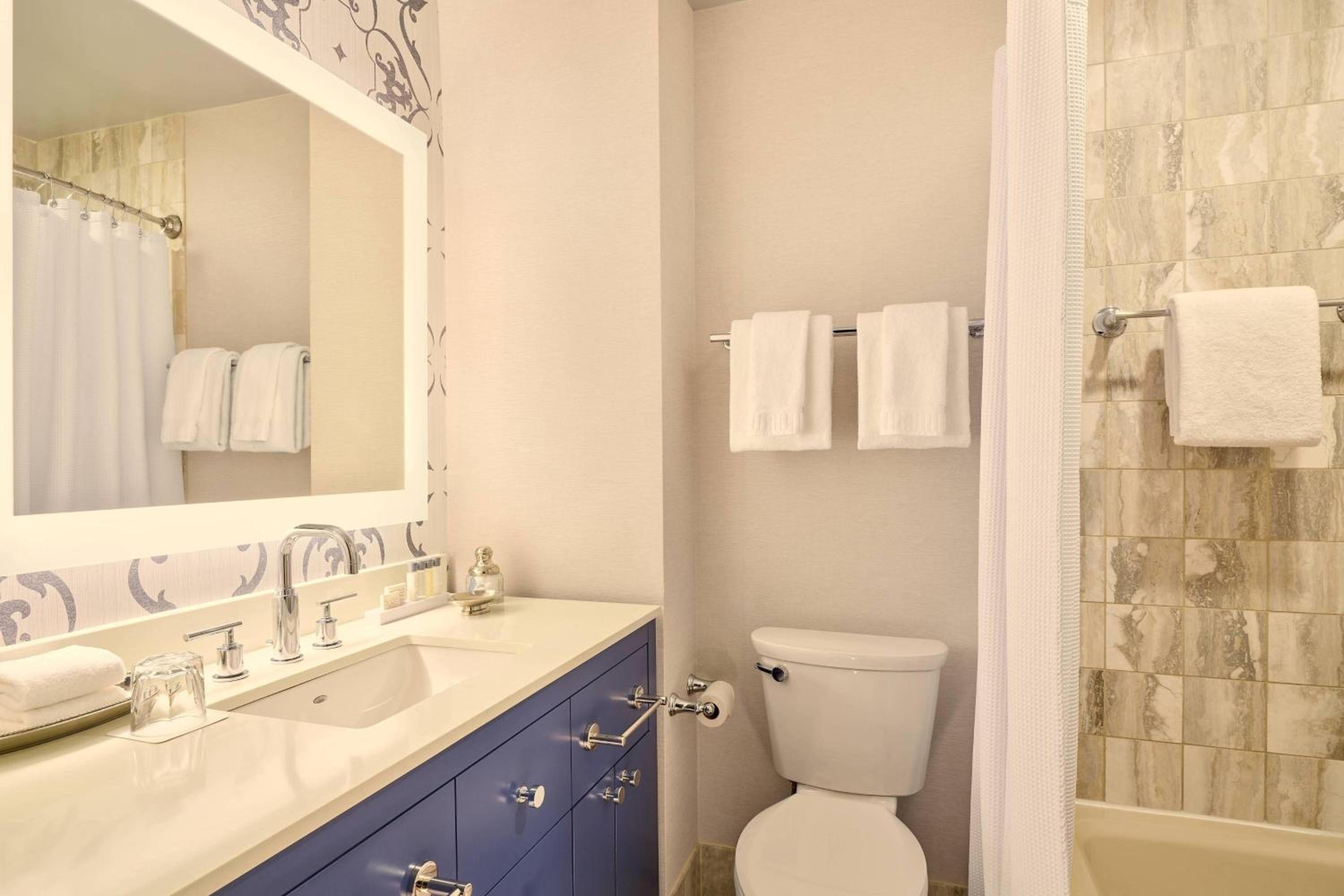 Illustrator's Queen, Guest room, 1 Queen, Ground floor - Photo 4