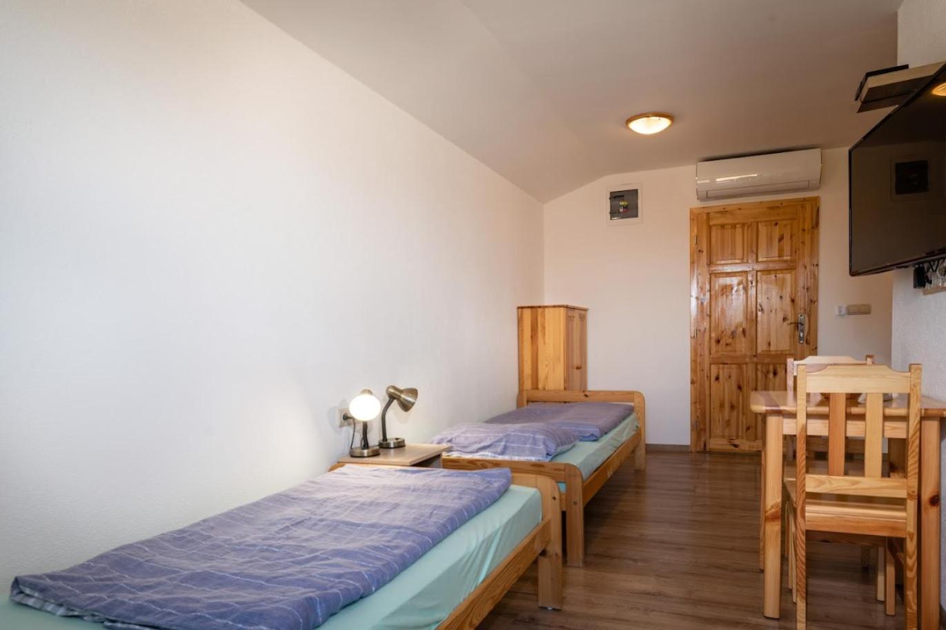Budget Twin Room - Photo 19