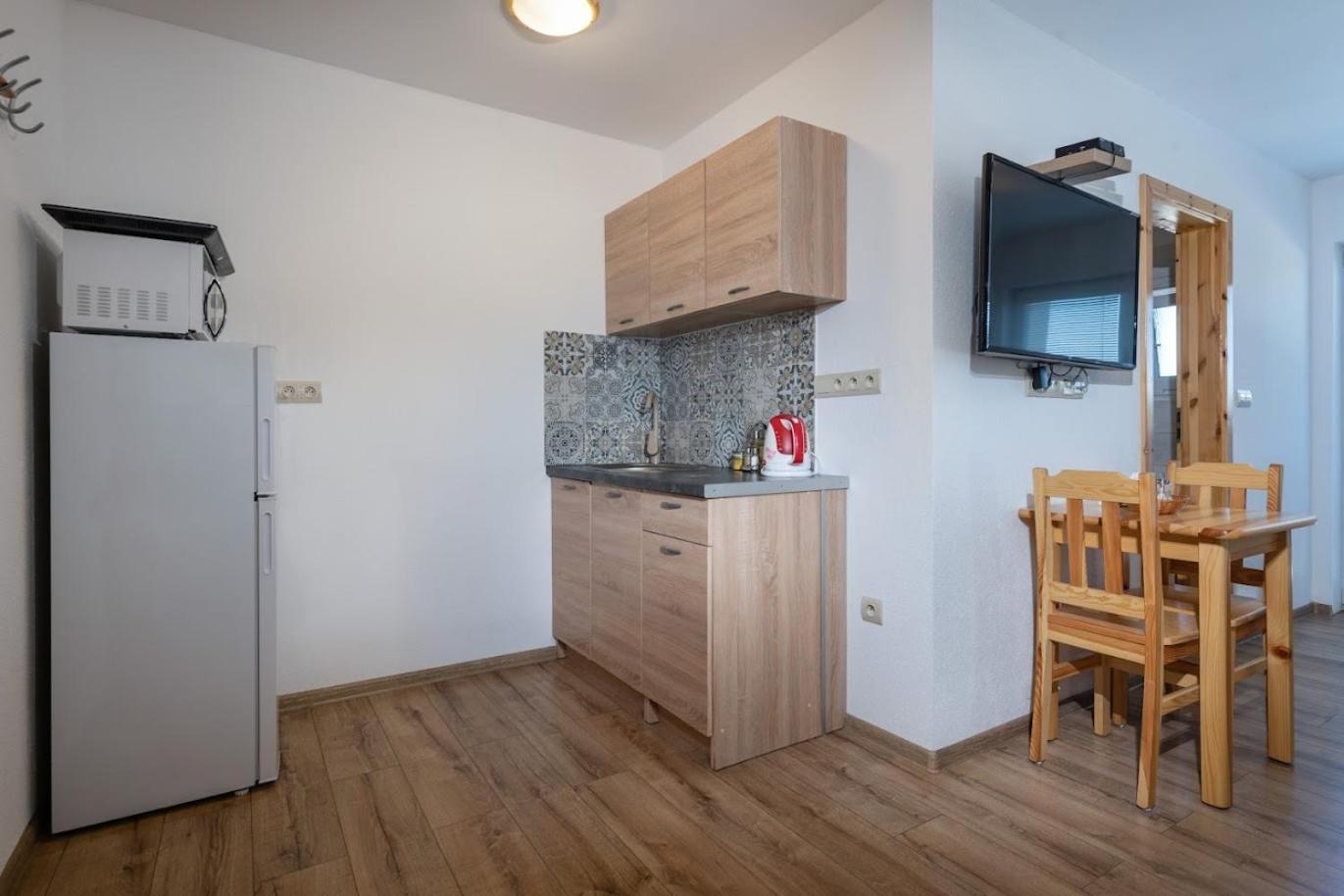 Budget Twin Room - Photo 18
