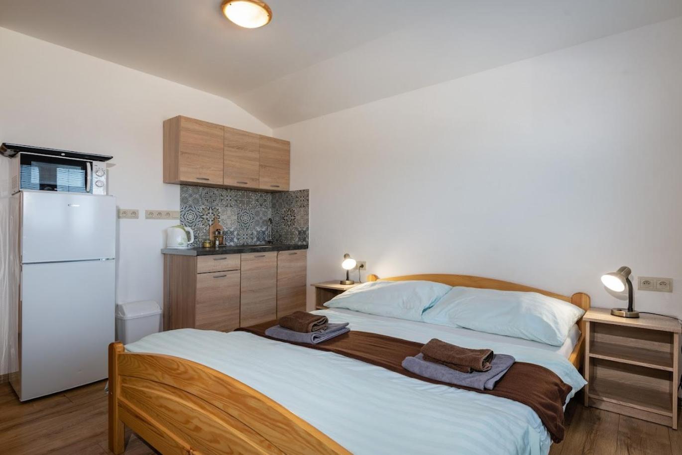 Deluxe Double Room with Bath - Photo 29
