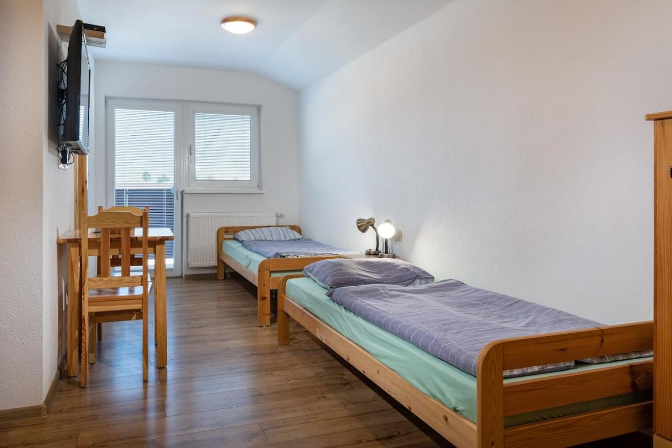 Budget Twin Room - Photo 8