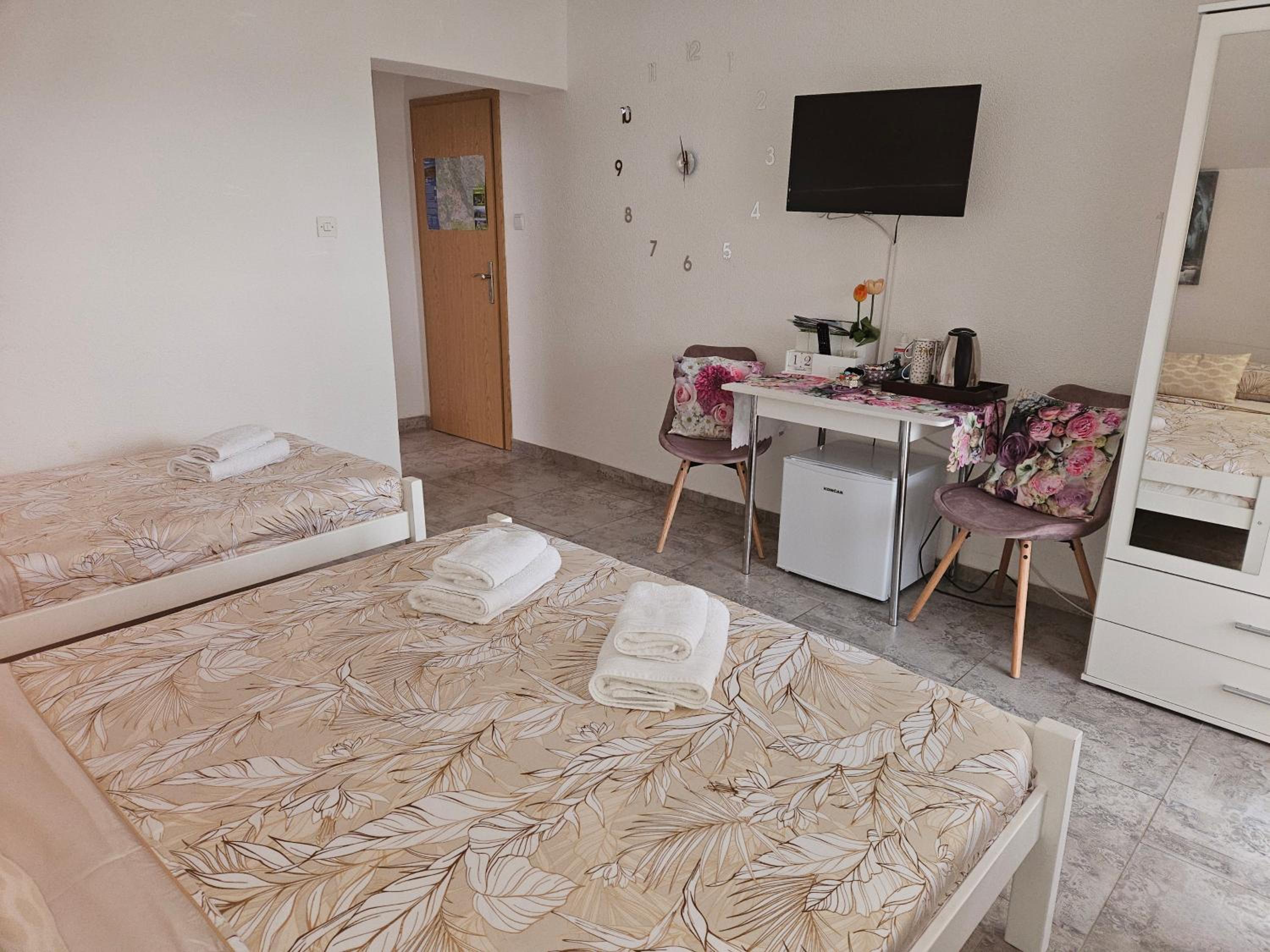 Triple Room with Balcony - Photo 2