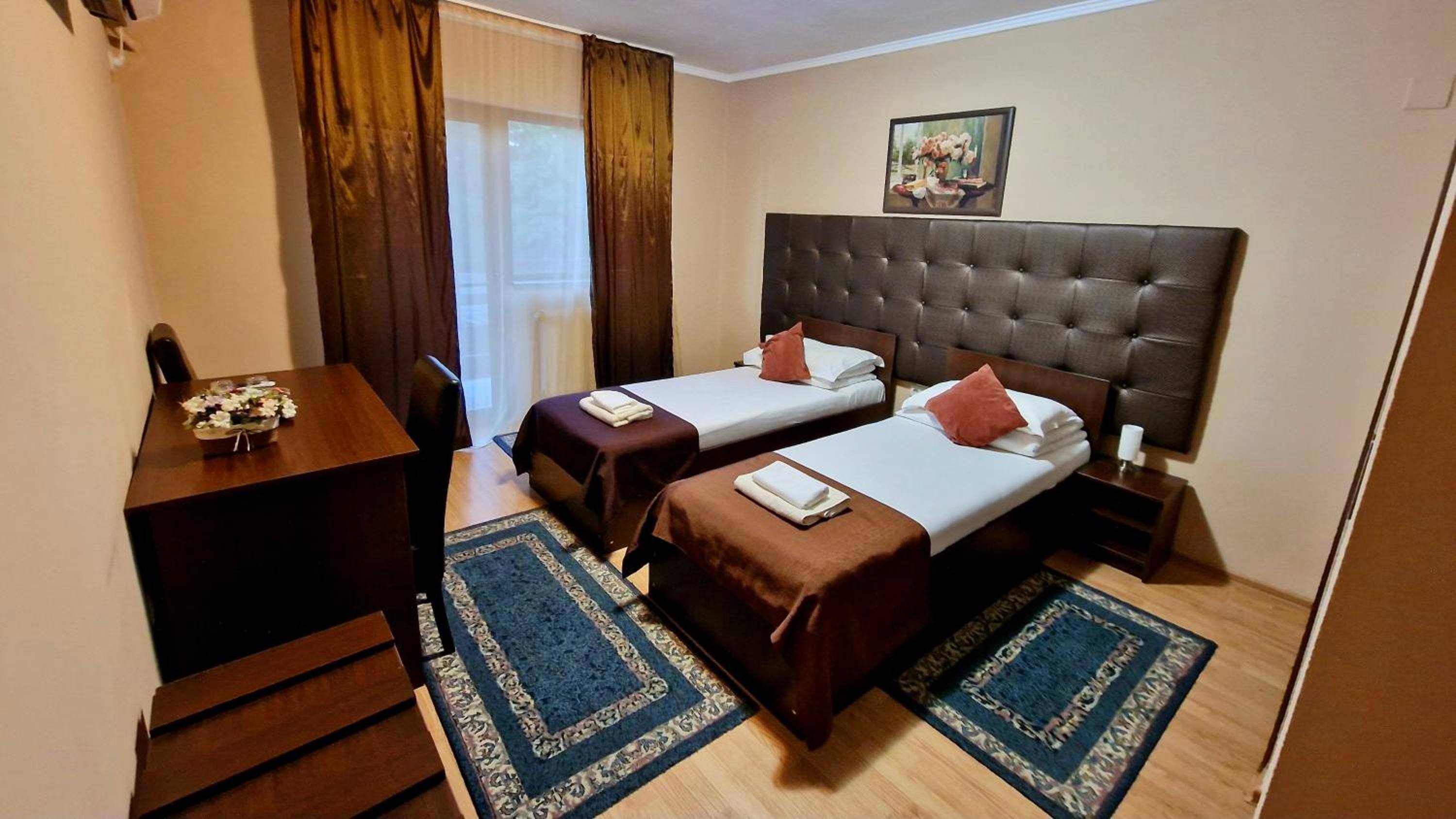 Economy Twin Room - Photo 2