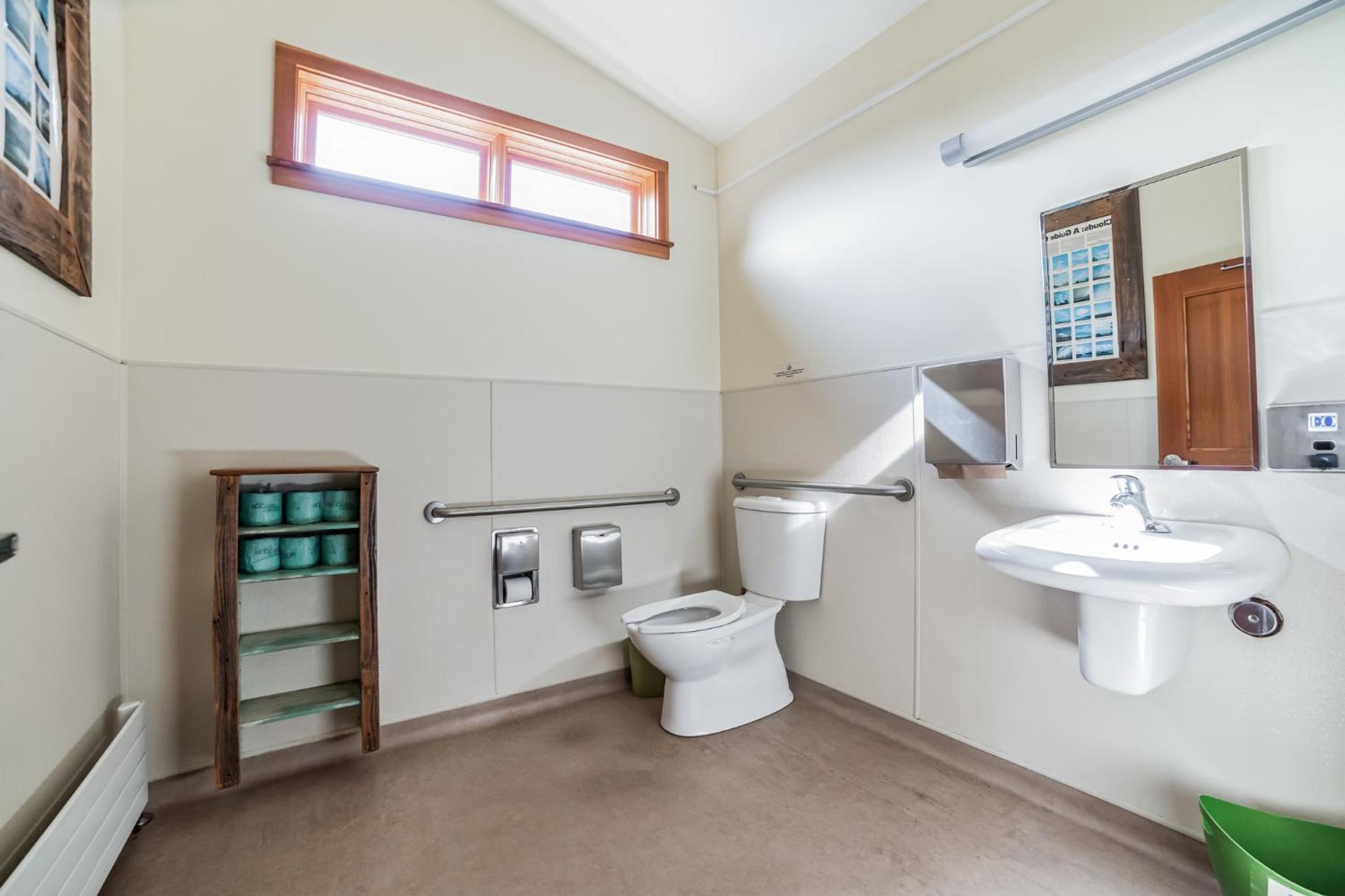 Queen Room with Shared Bathroom - Photo 8