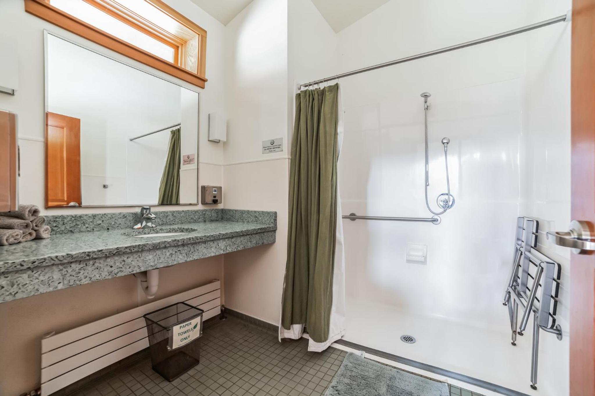 Queen Room with Shared Bathroom - Photo 2