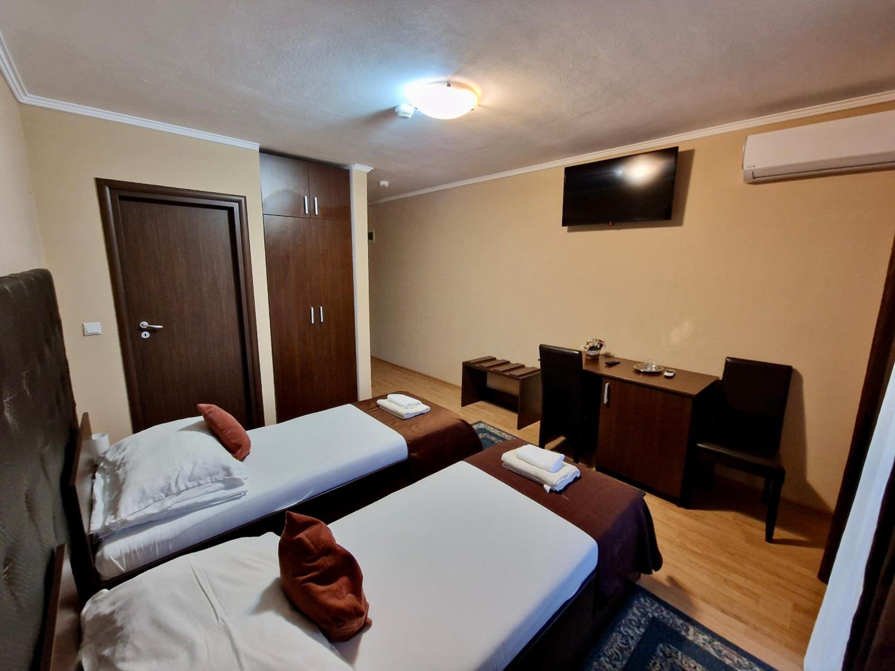 Economy Twin Room - Photo 3