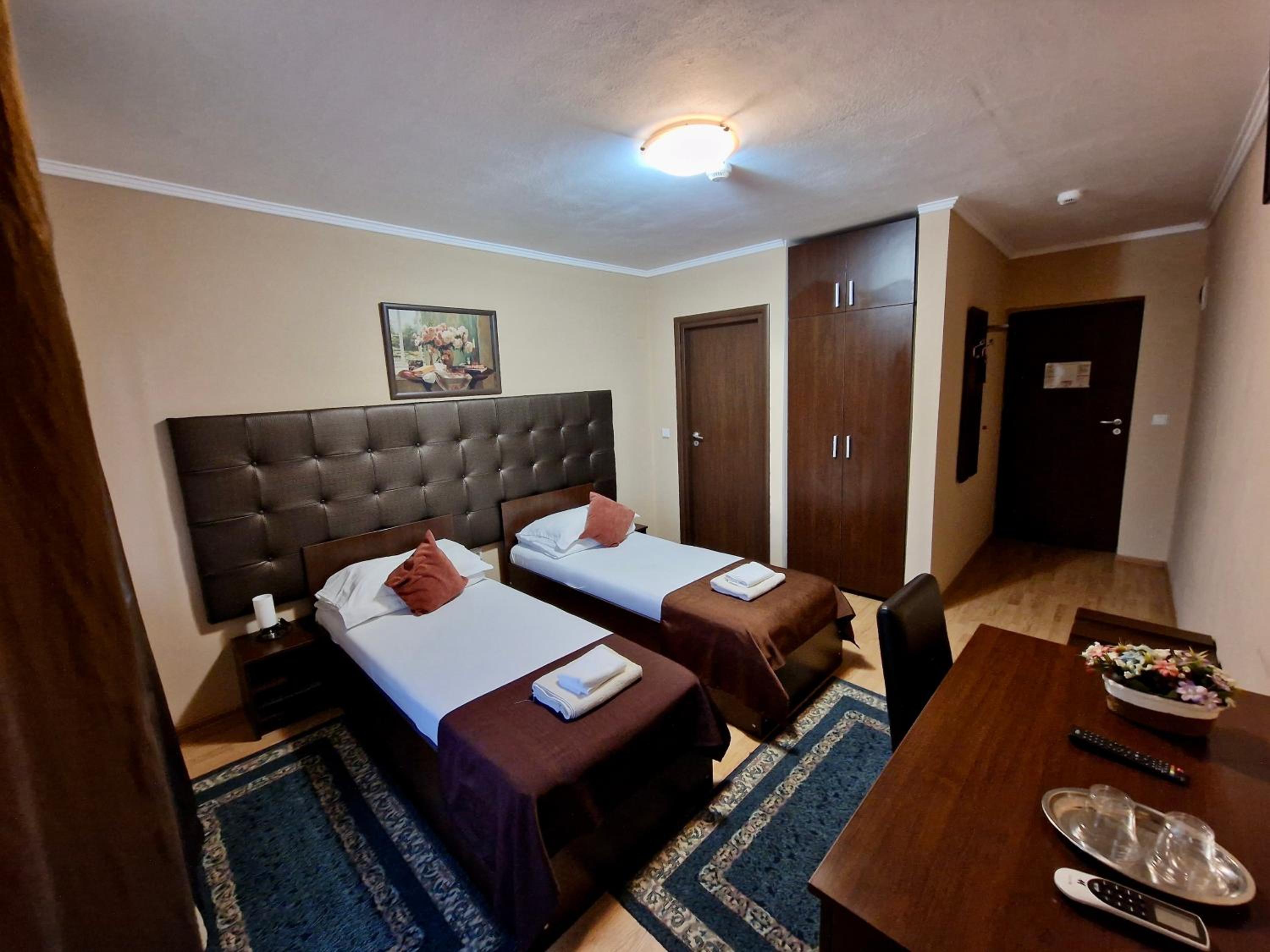 Economy Twin Room - Photo 4
