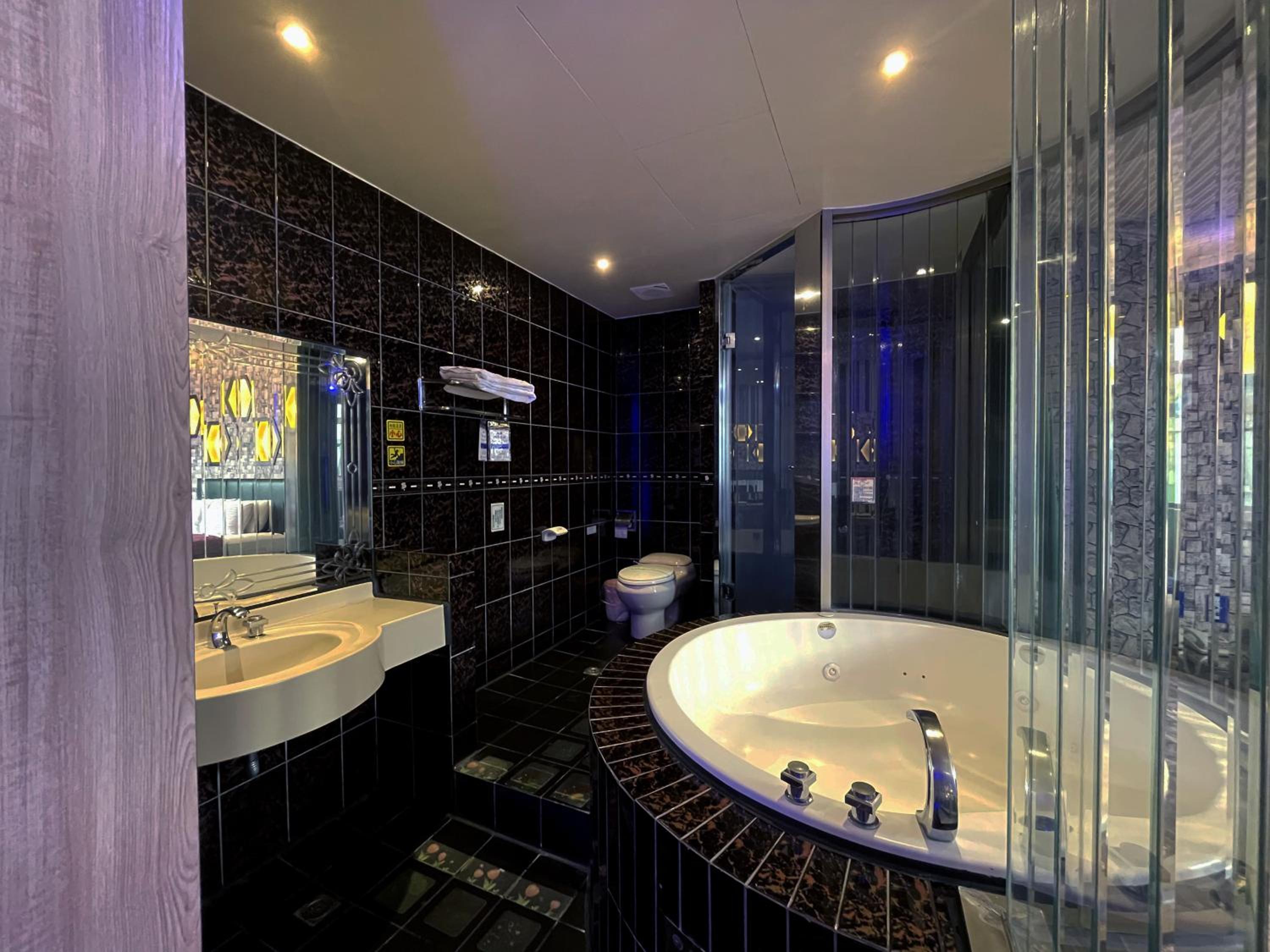 Deluxe Double Room with Bath photo 3