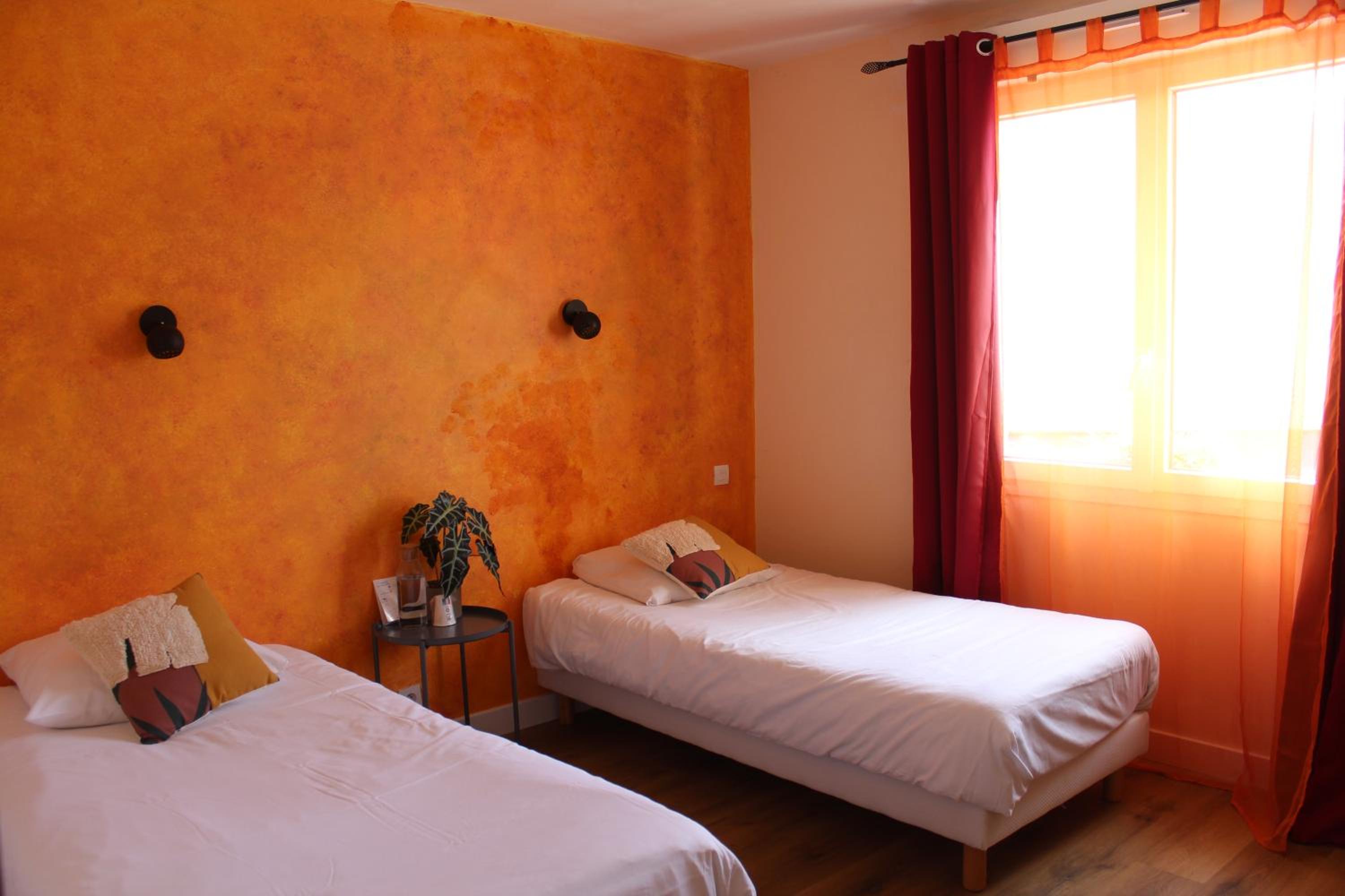 Twin Room with City View - Photo 1