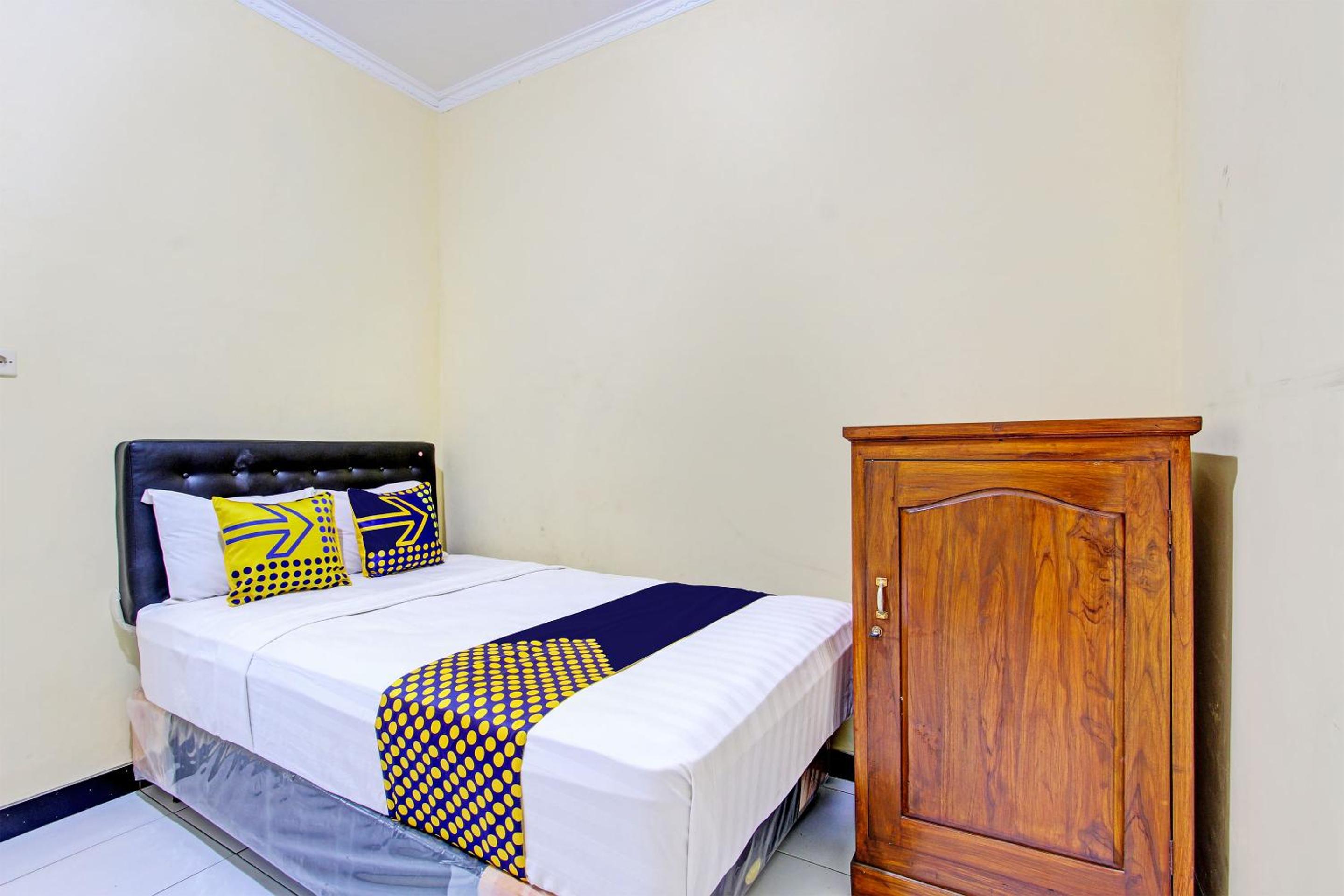 Budget Double Room photo 3