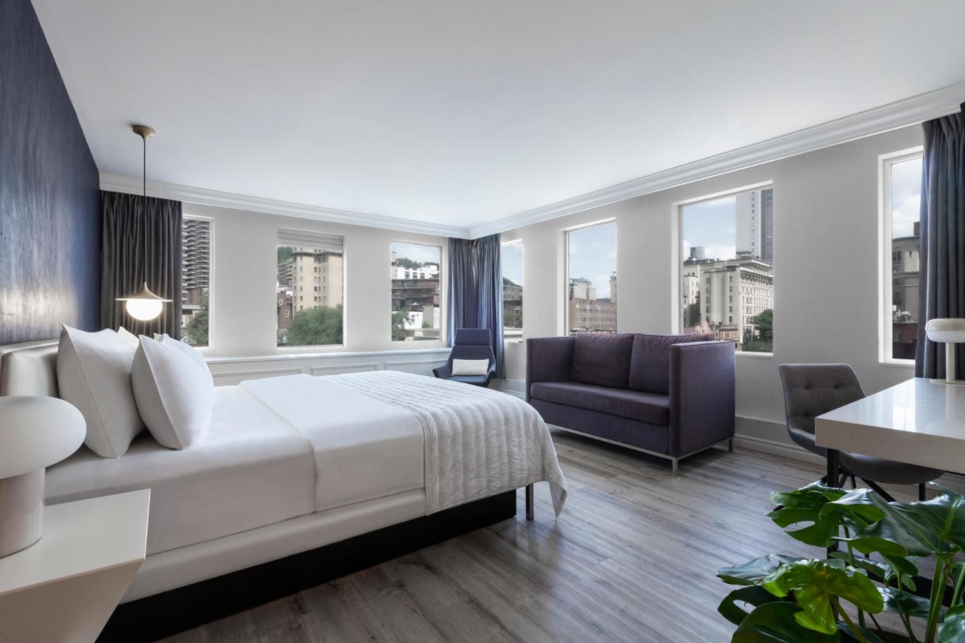 Junior Suite, 1 King, Corner room - Photo 4