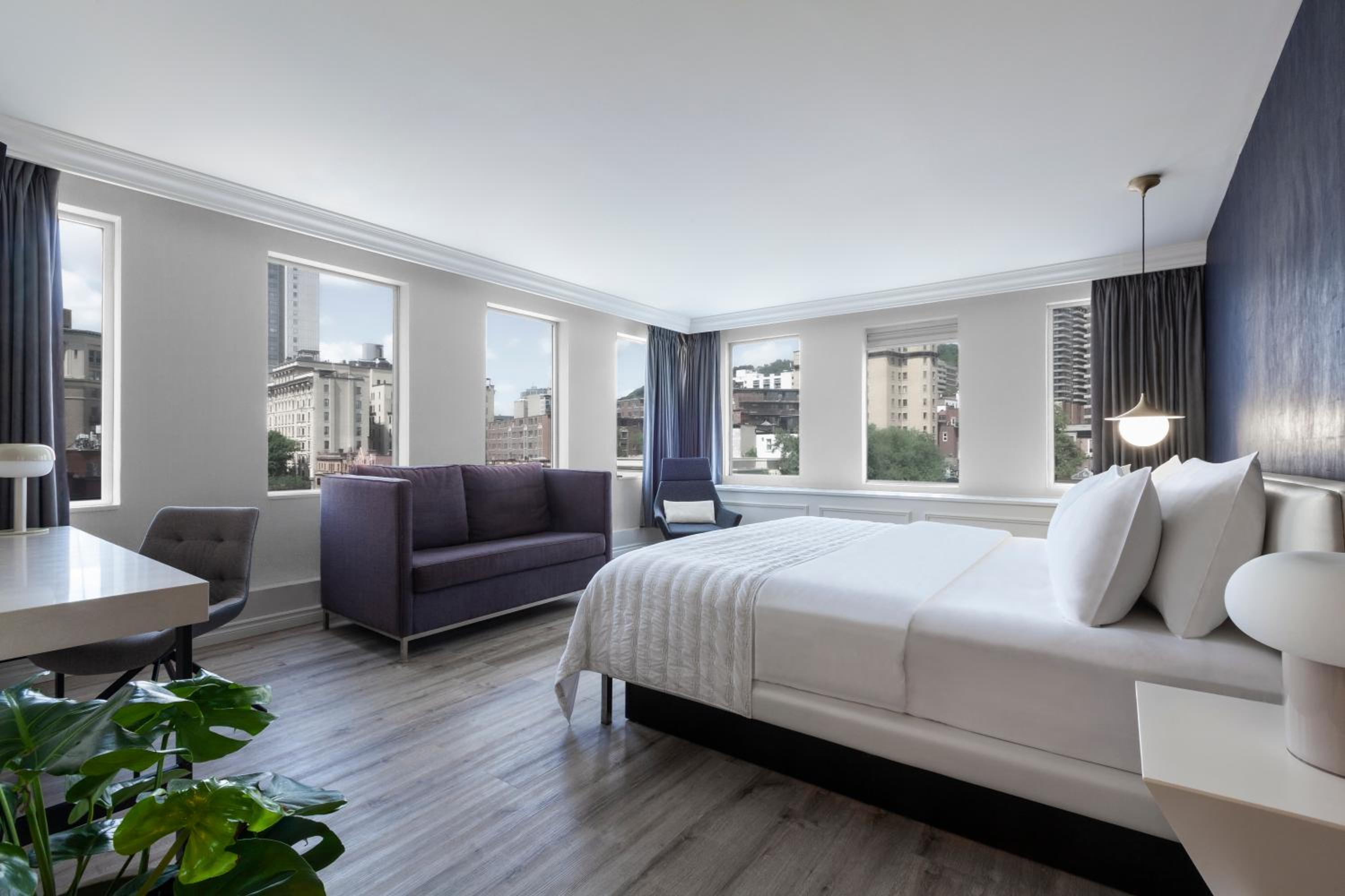 Junior Suite, 1 King, Corner room - Photo 2