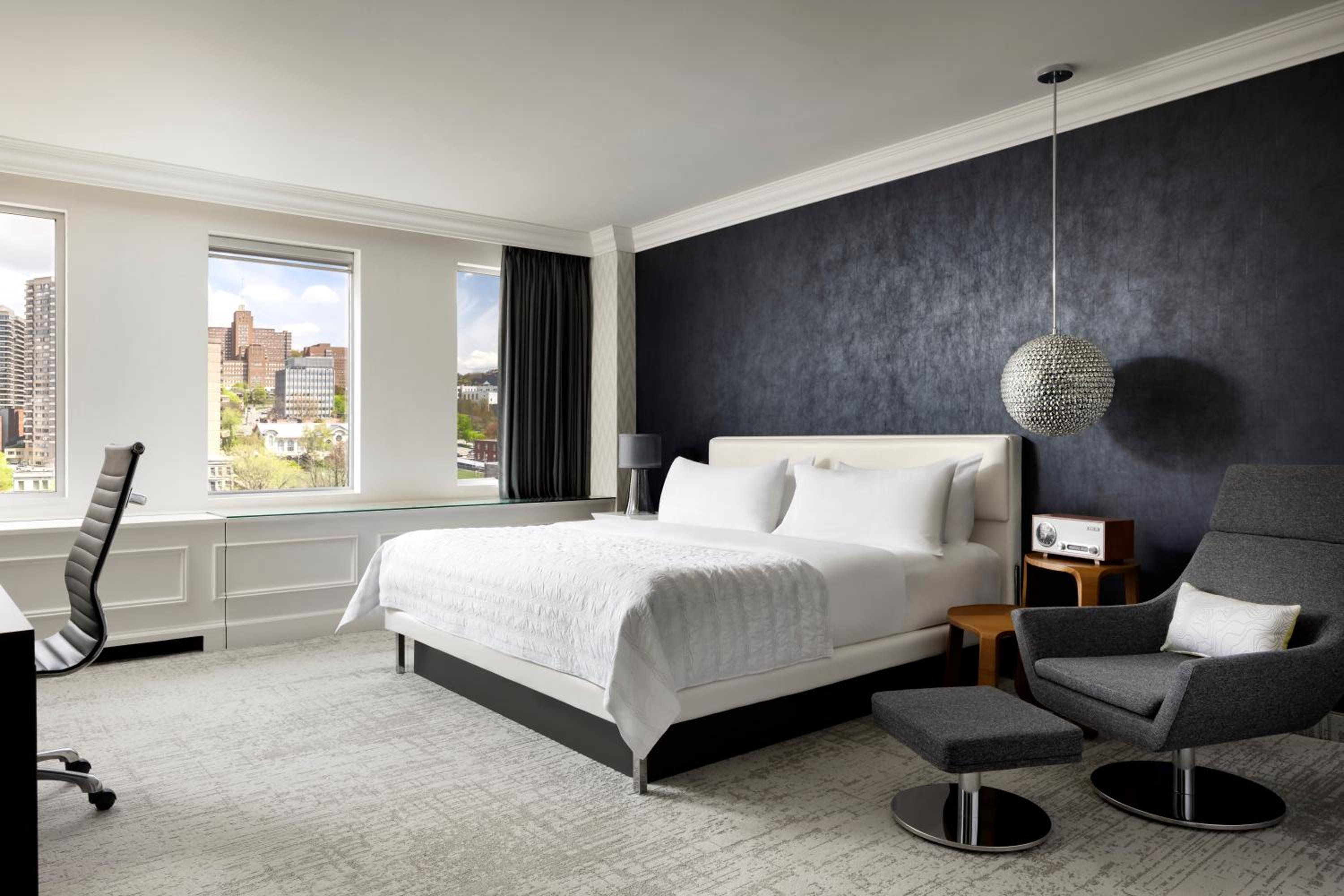 Deluxe, Guest room, 1 King - Photo 4