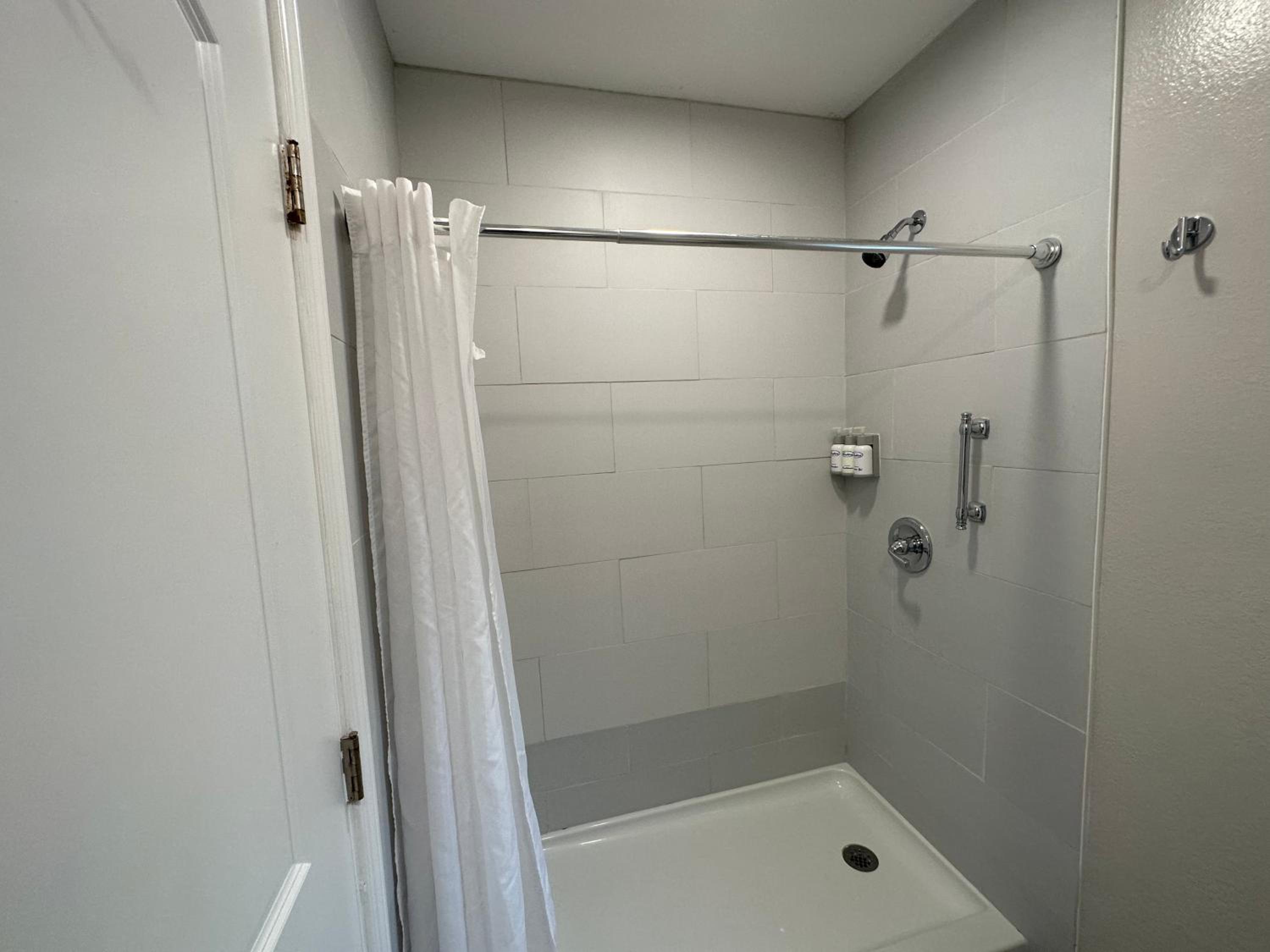 Quadruple Room - Disability Access photo 3