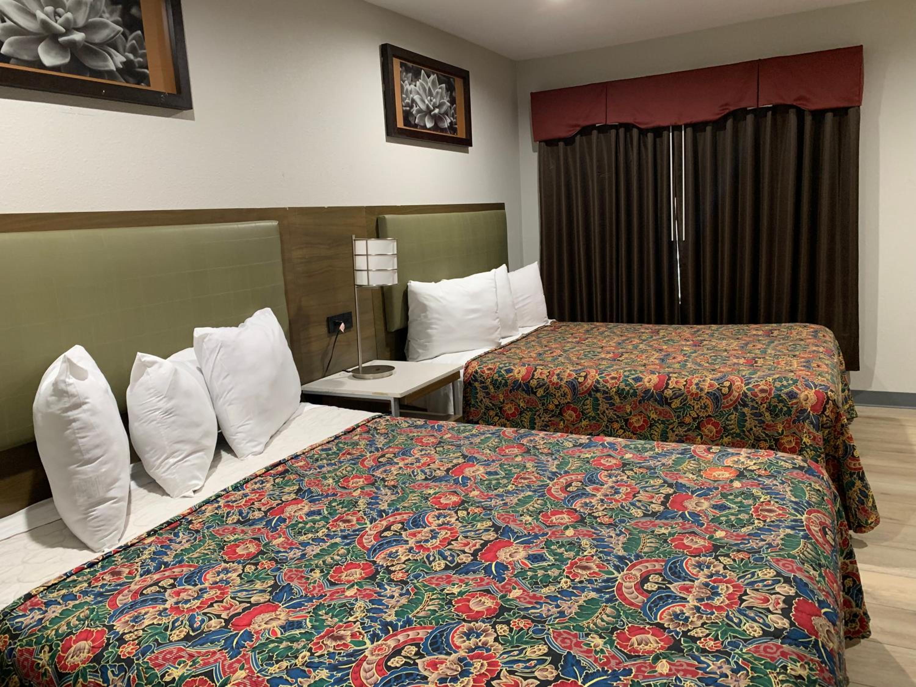 2 Queen Beds Non-Smoking - Photo 6