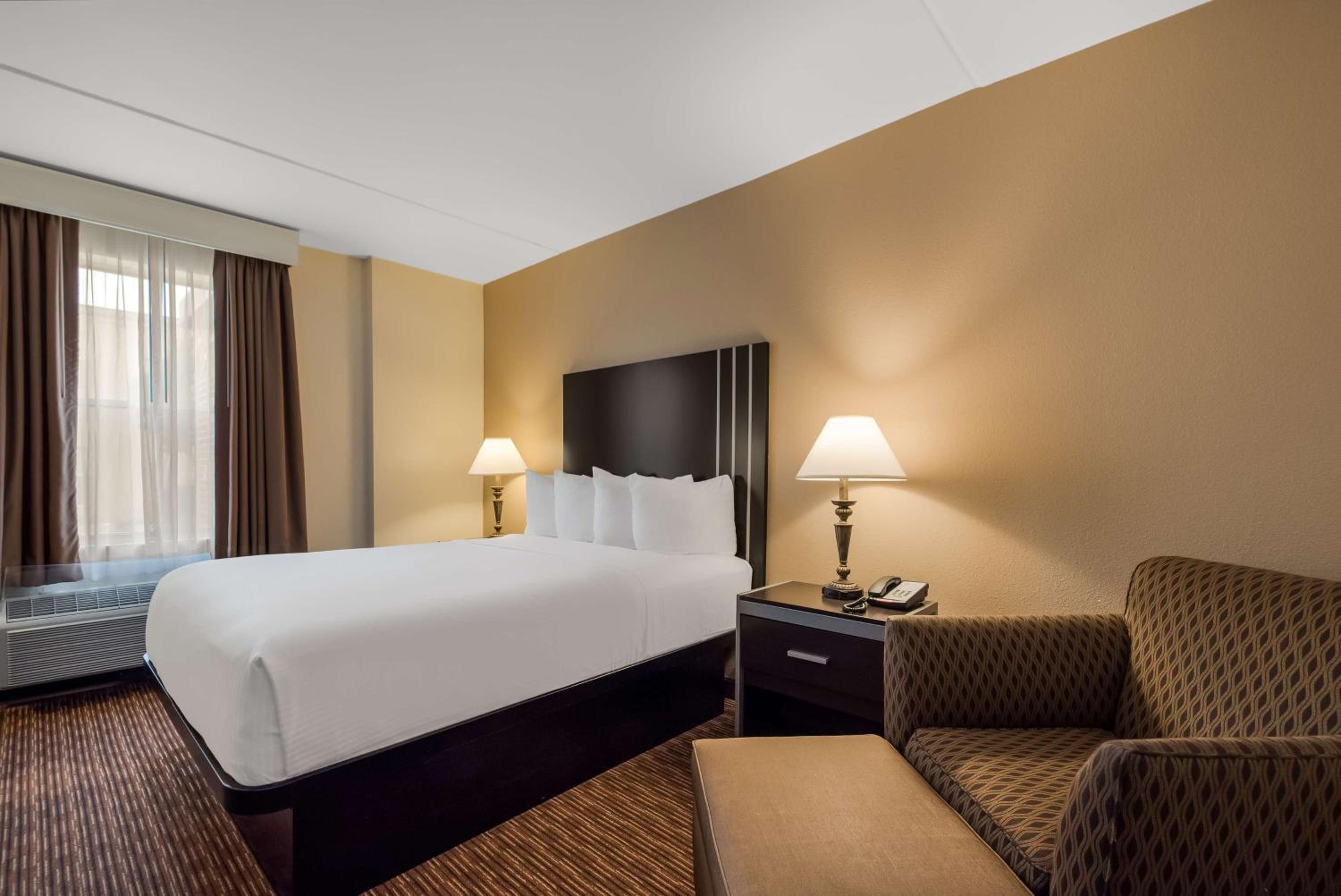 Queen Room with Roll-In Shower - Mobility Accessible/Non-Smoking - Photo 1