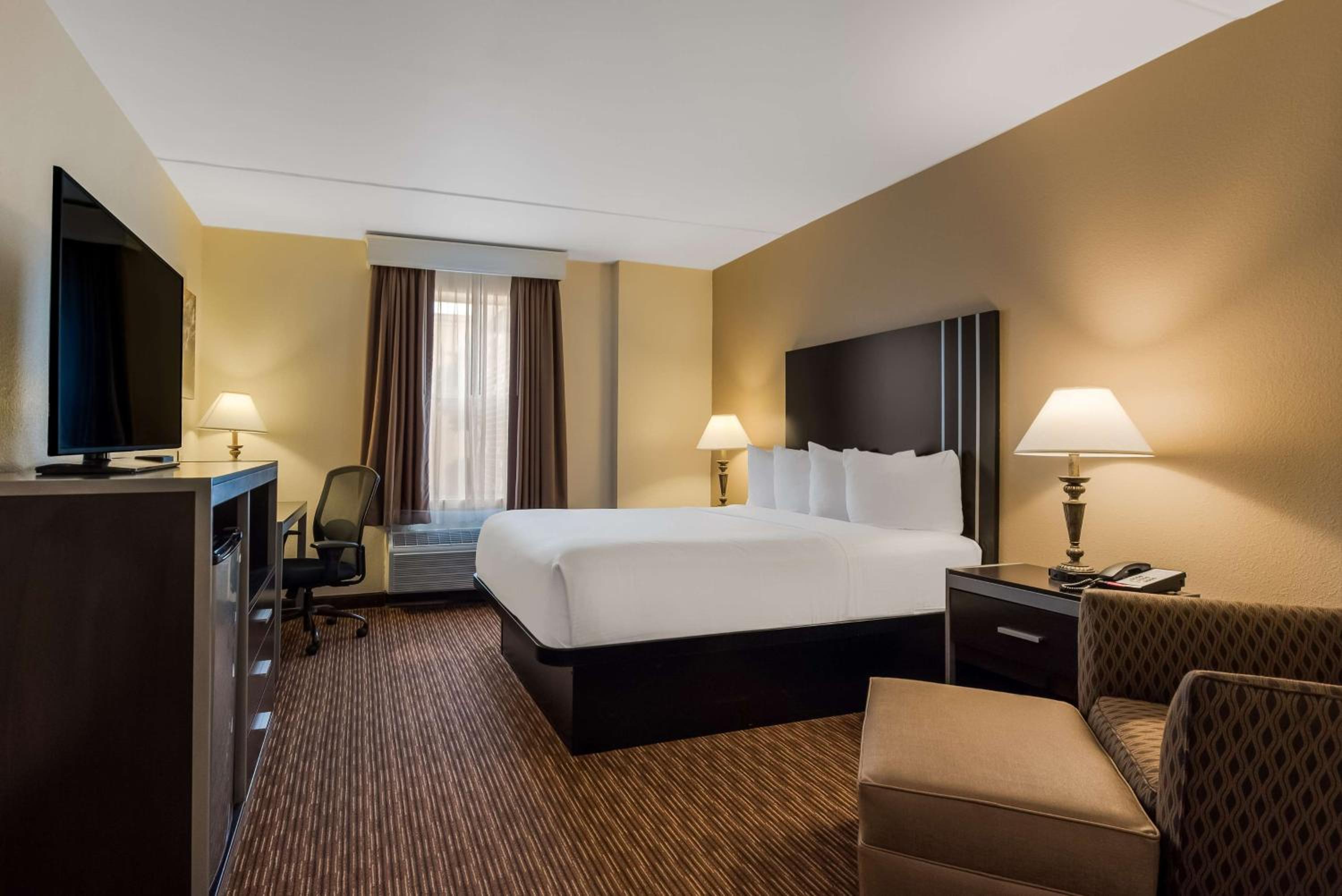 Queen Room with Roll-In Shower - Mobility Accessible/Non-Smoking - Photo 2