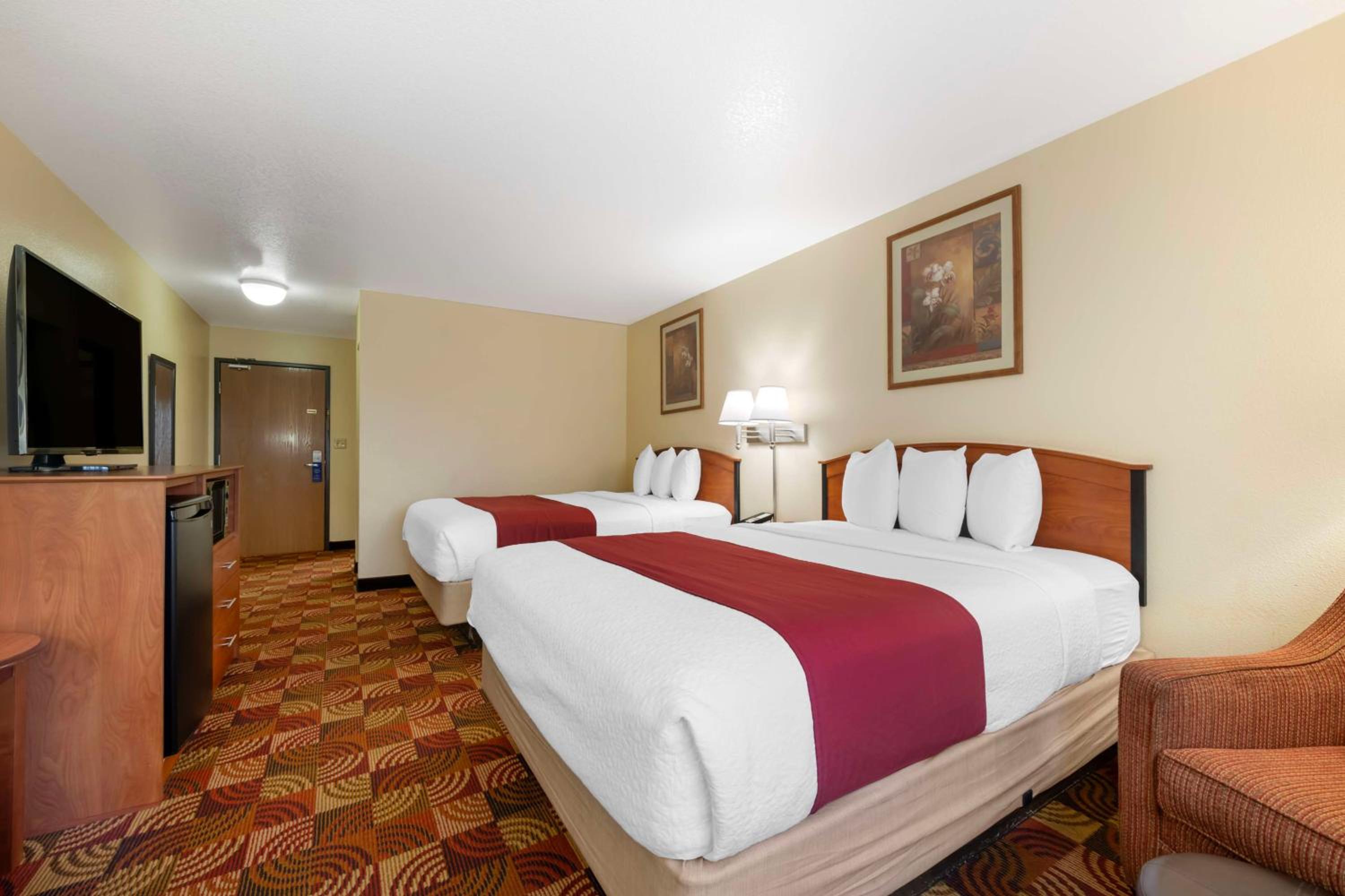 Queen Suite with Two Queen Beds - Non-Smoking photo 2