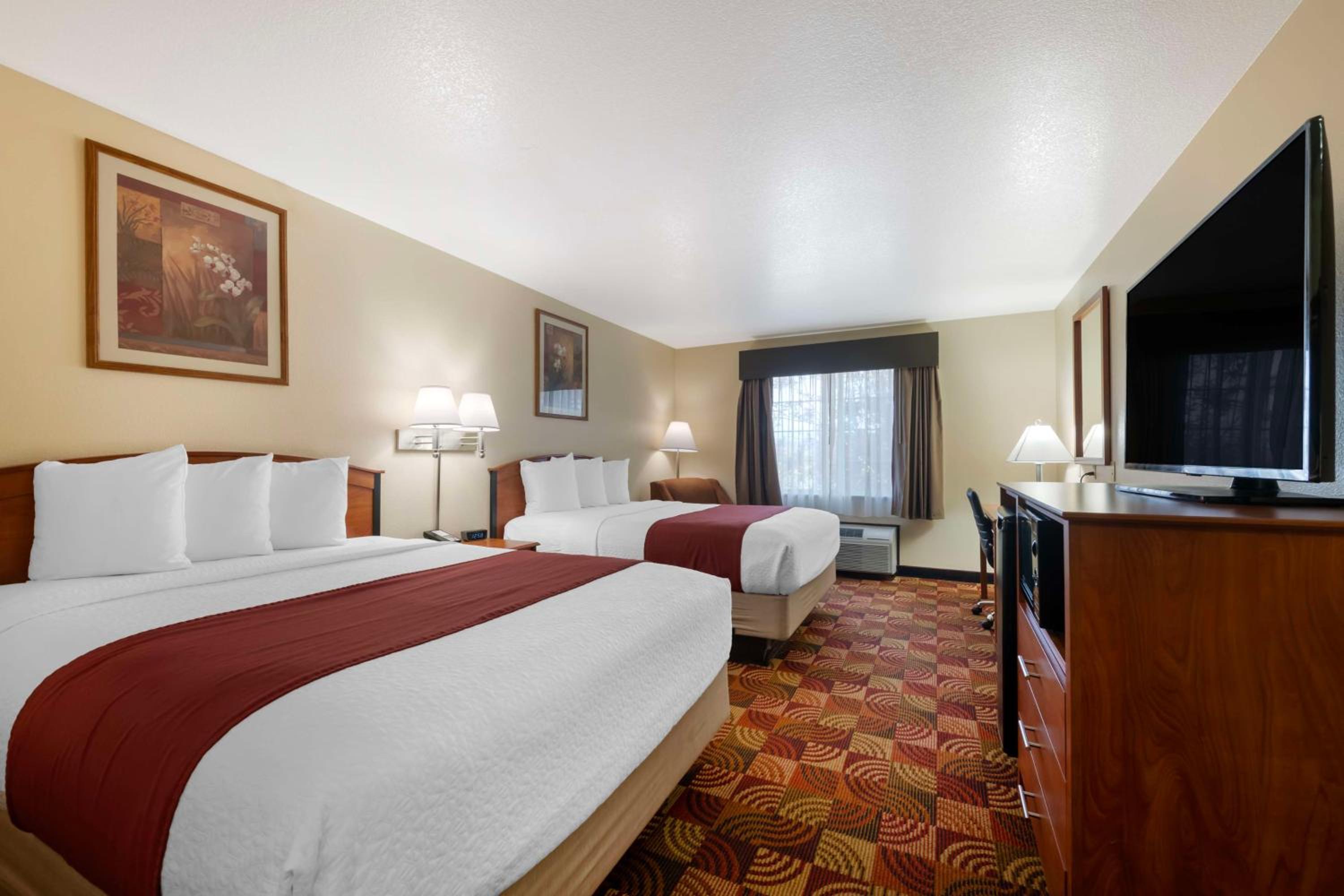 Queen Room with Two Queen Beds - Non-Smoking - Photo 1