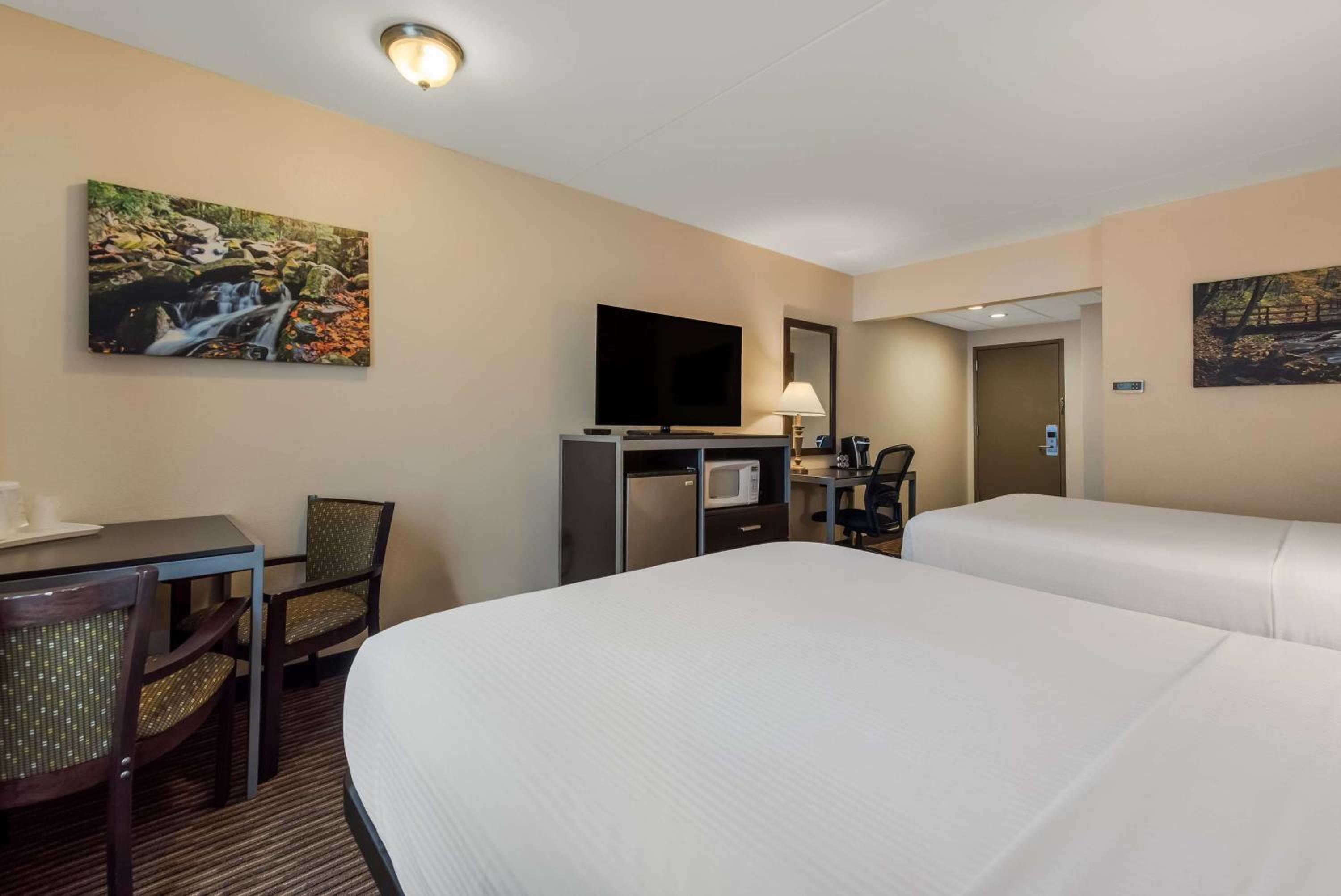 Double Room with Two Double Beds - Non-Smoking - Photo 2