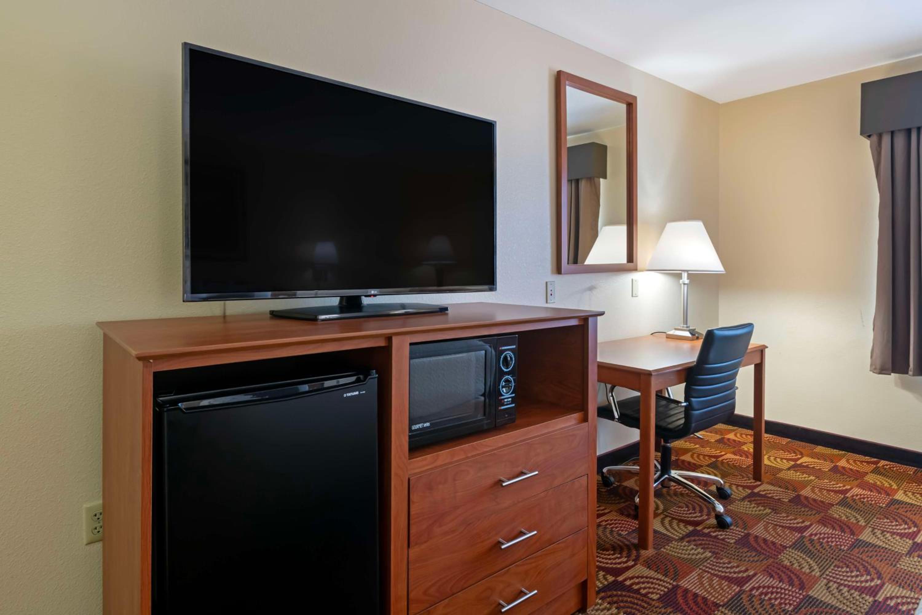 Queen Room with Two Queen Beds - Non-Smoking - Photo 3