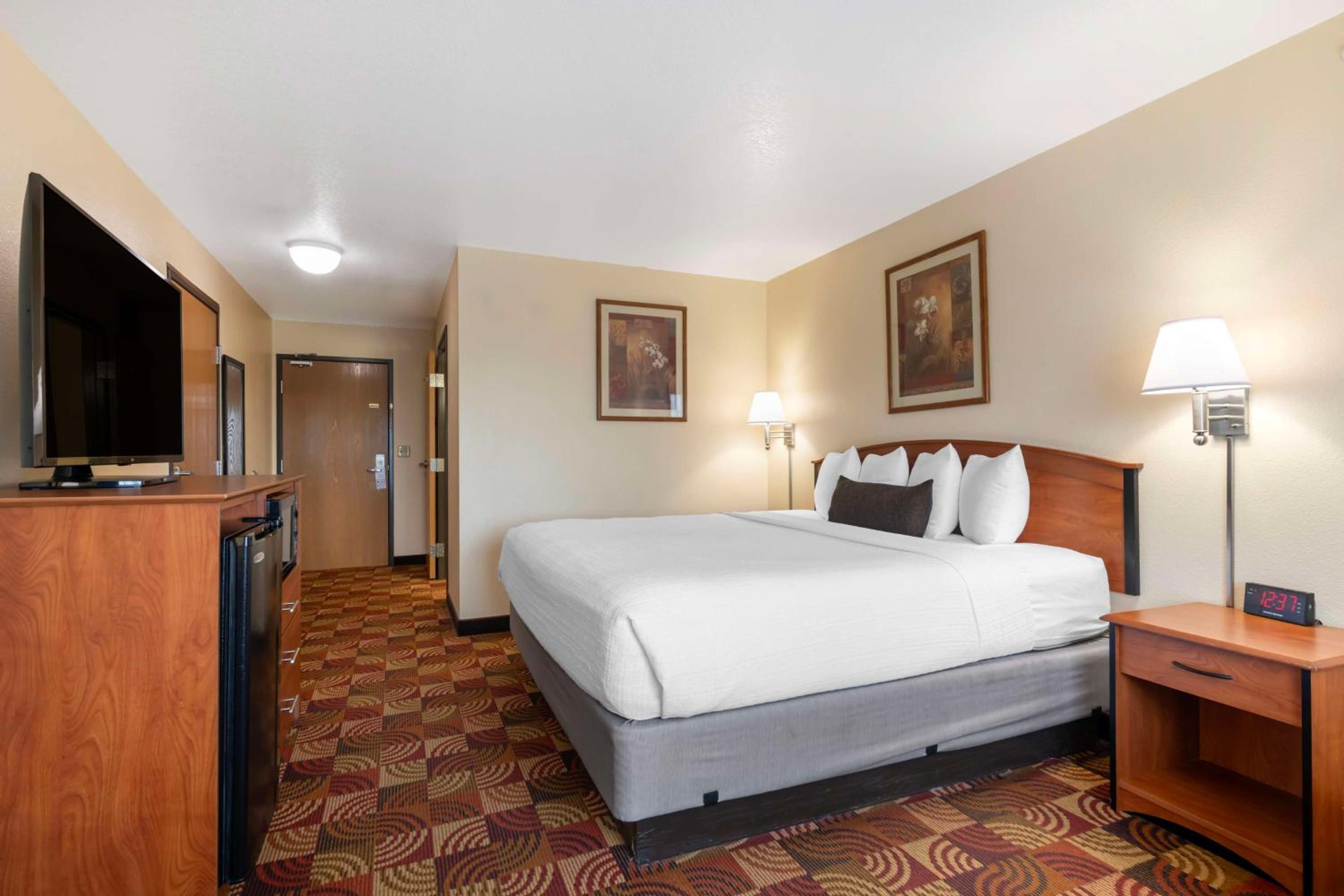 King Room - Non-Smoking - Photo 3