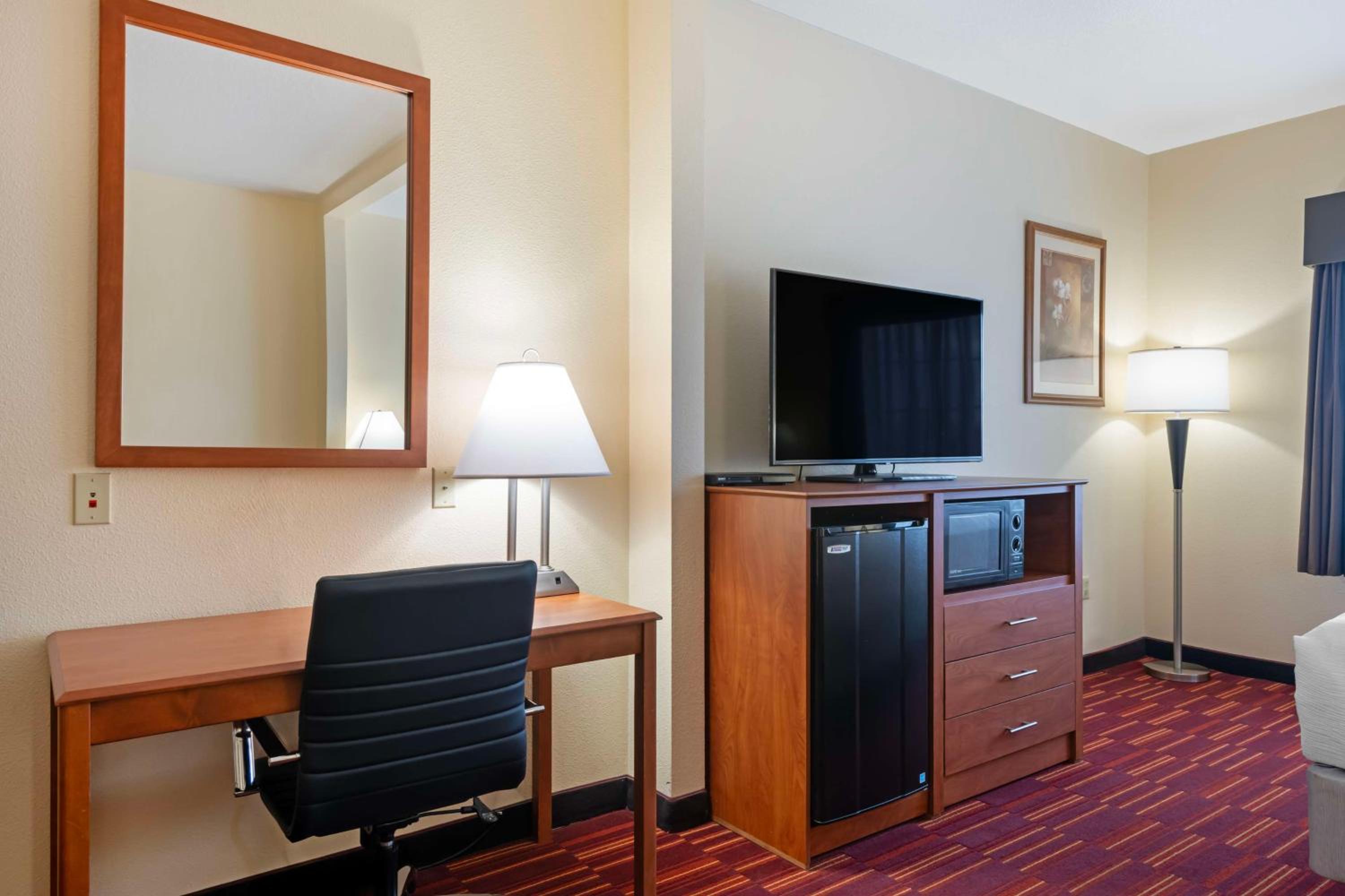 King Suite with Sofa Bed - Non-Smoking - Photo 4