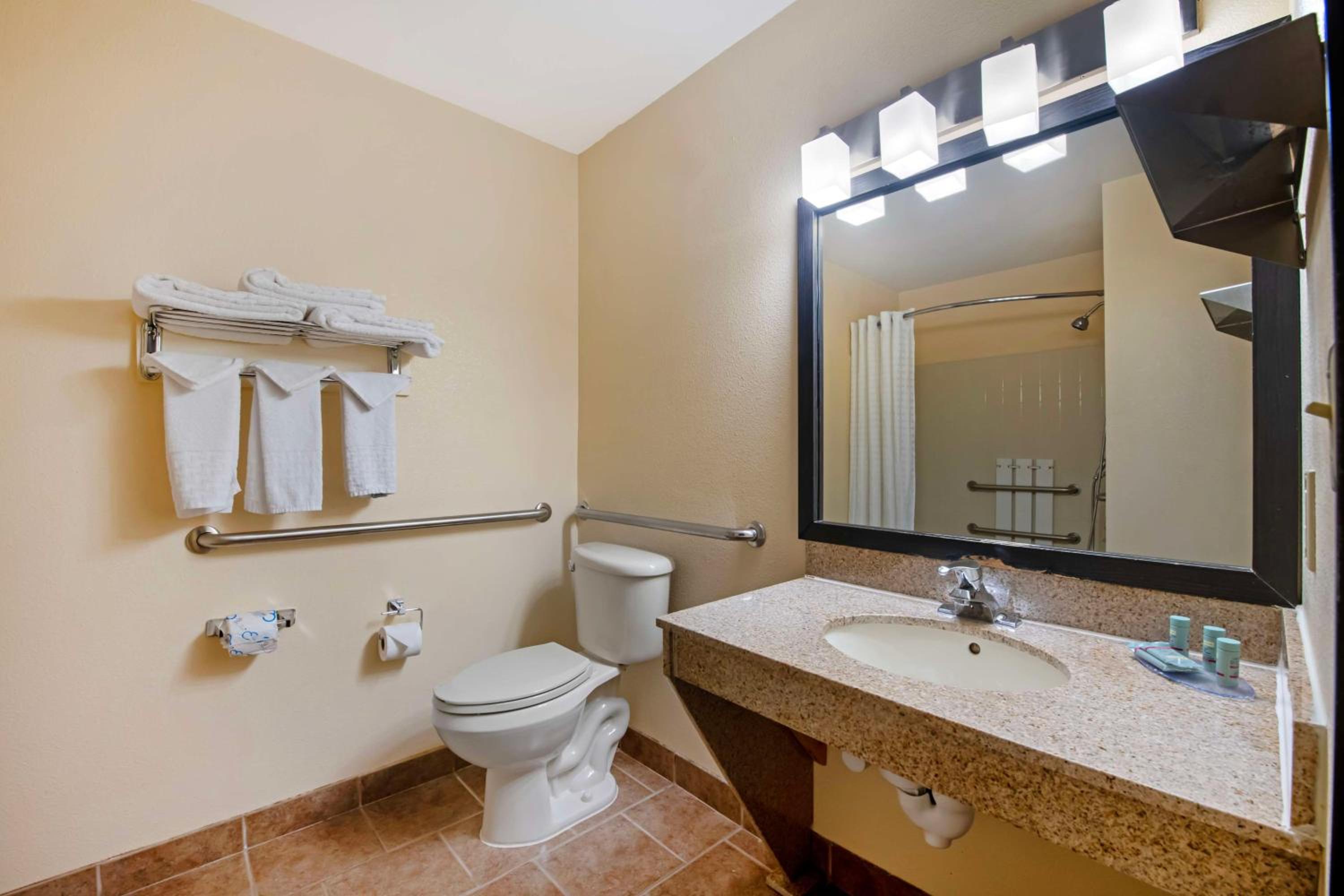 King Room with Bath Tub - Disability Access/Non-Smoking  - Photo 4