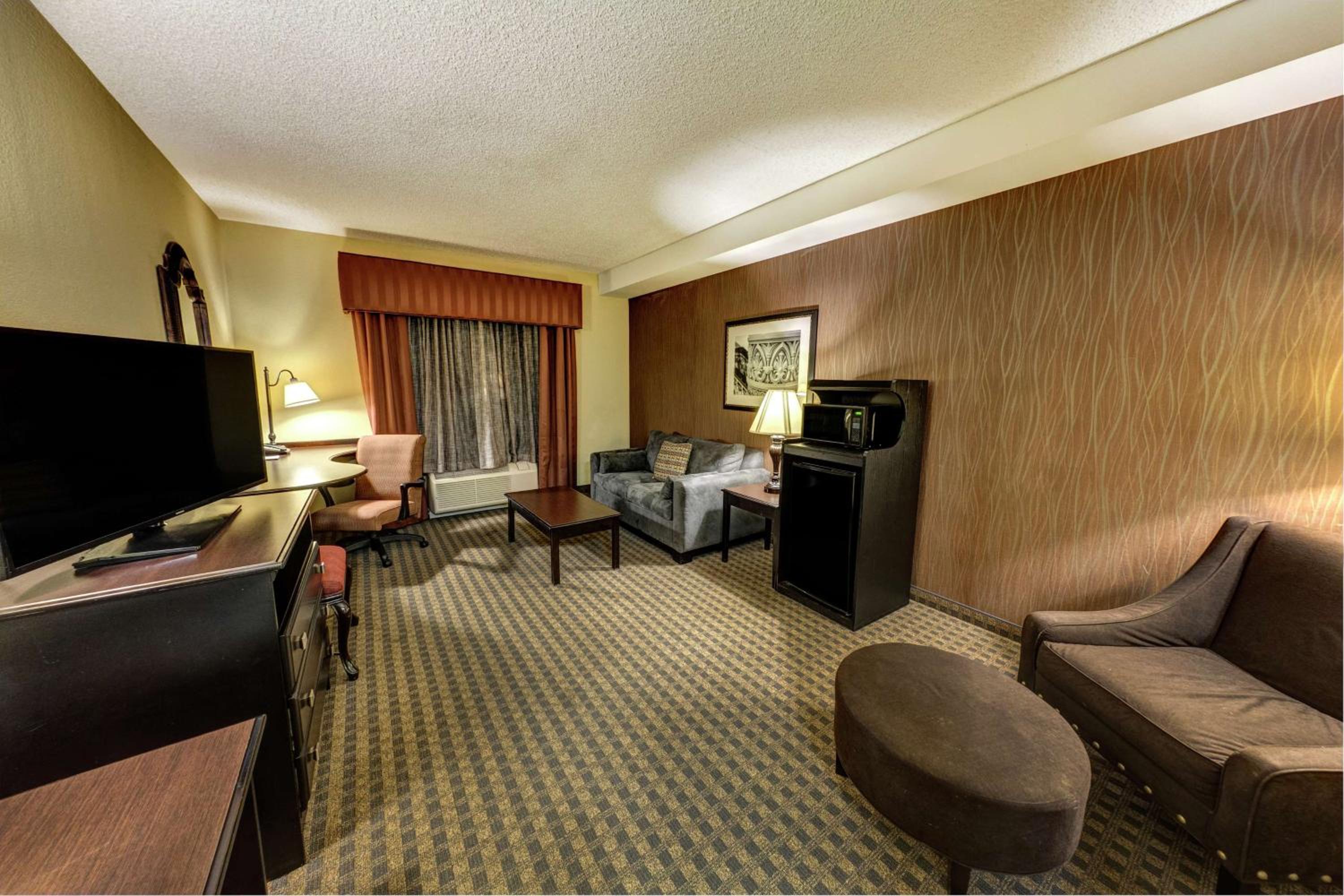 One-Bedroom Suite with Two Queen Beds and Sofa Bed - Photo 1