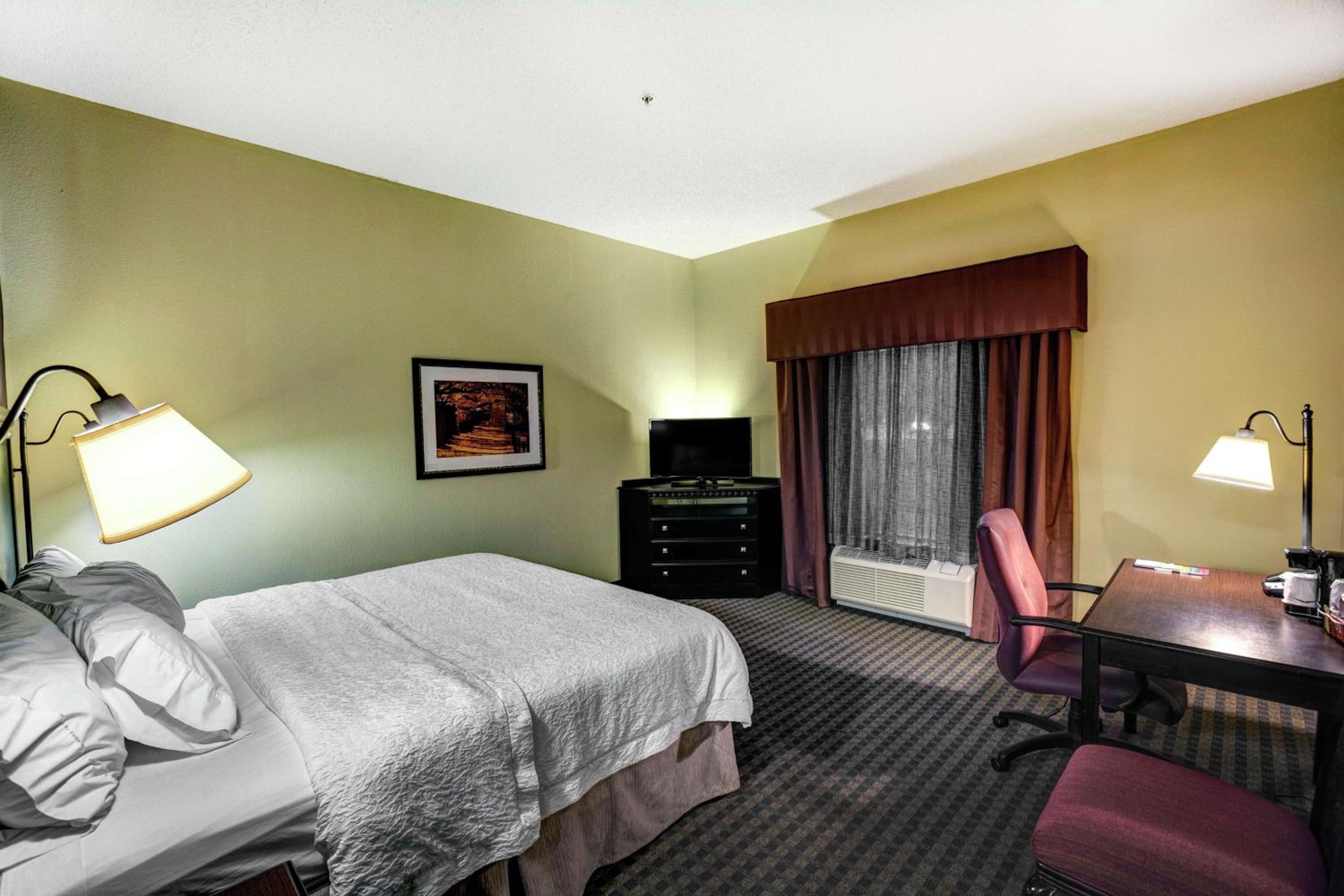 King Room with King Bed - Non-Smoking - Photo 1