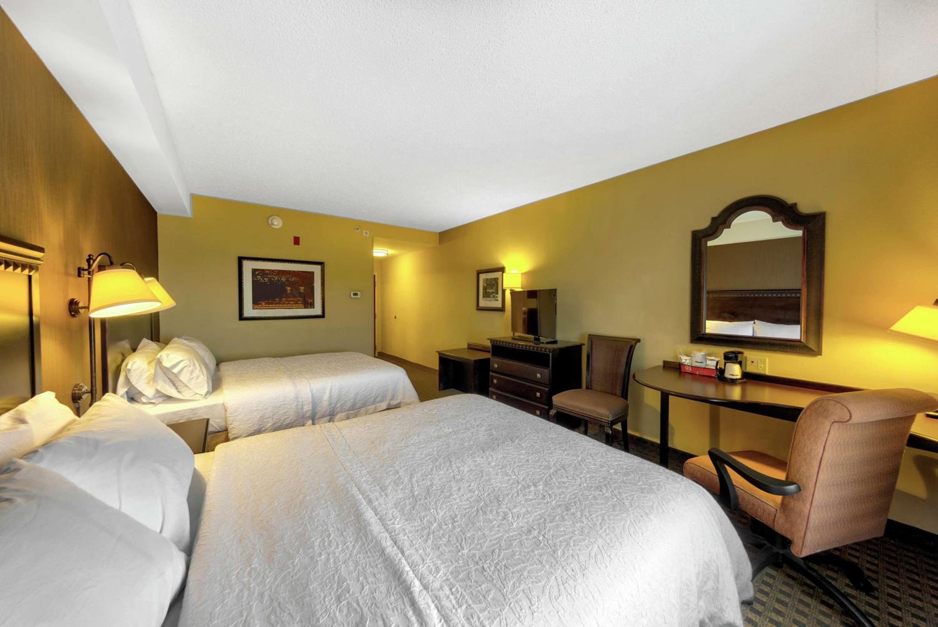 Room with Two Queen Beds - Non-Smoking - Photo 2