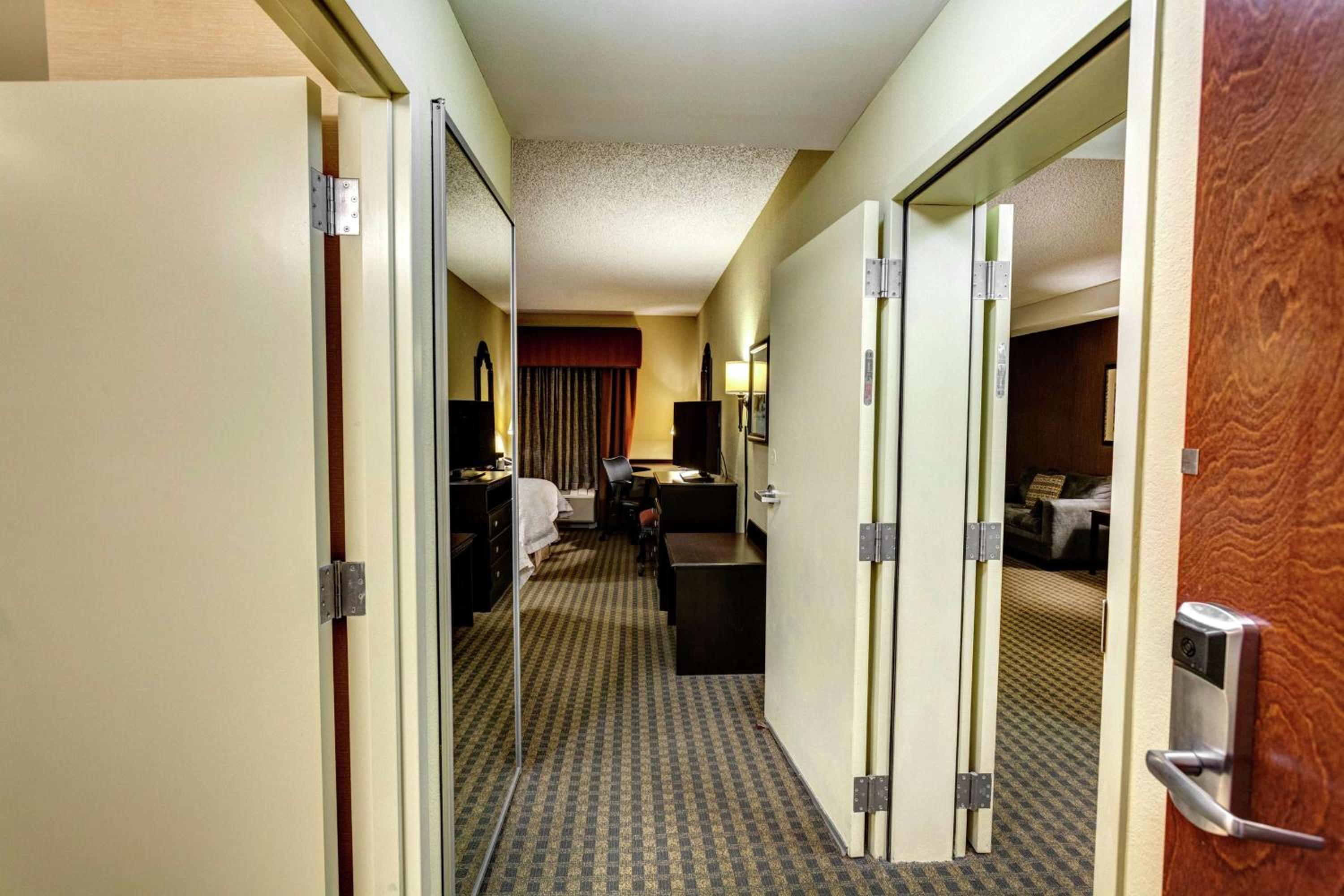 One-Bedroom Suite with Two Queen Beds and Sofa Bed - Photo 3