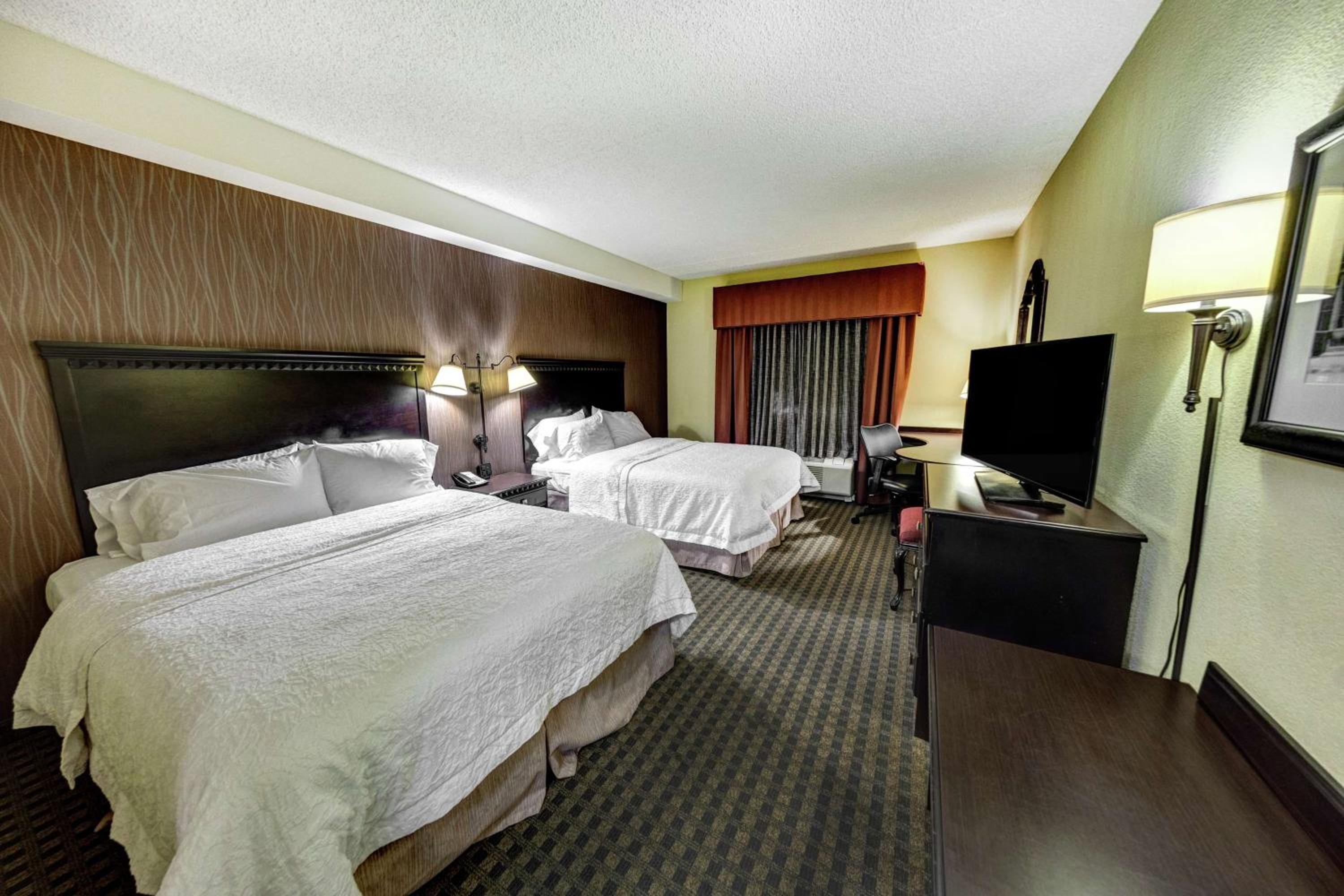 One-Bedroom Suite with Two Queen Beds and Sofa Bed - Photo 2