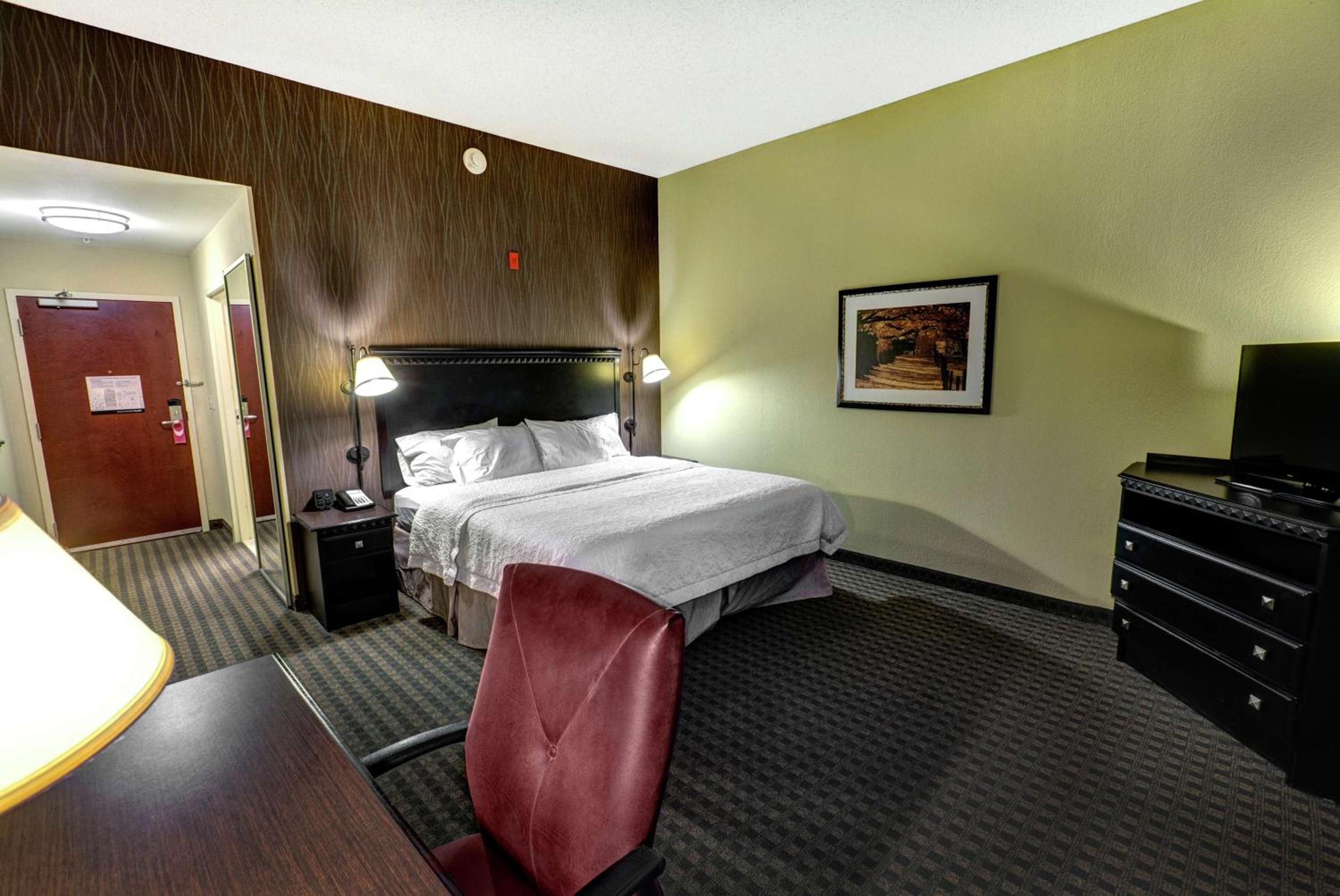King Room with King Bed - Non-Smoking - Photo 3