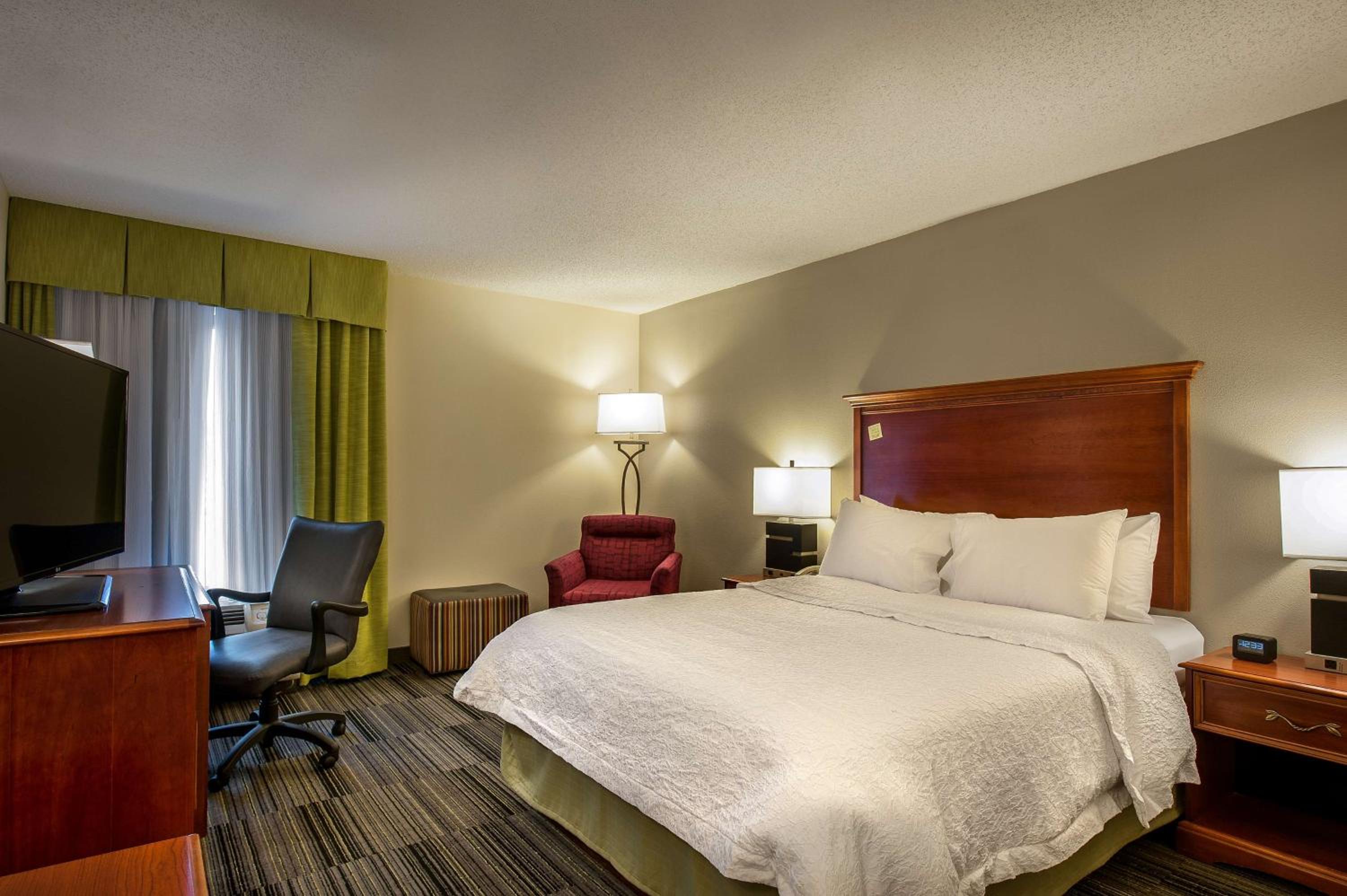 King Room with King Bed - Non-Smoking - Photo 4